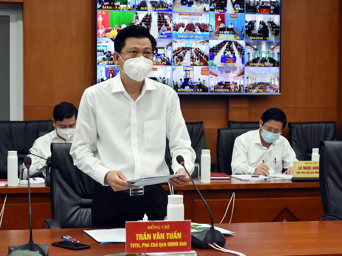Ông Trần Văn Tuấn, Phó Chủ tịch UBND tỉnh, Phó Trưởng BCĐ Phòng, chống dịch COVID-19 tỉnh báo cáo về diễn biến và công tác phòng, chống dịch của tỉnh trong thời gian qua.