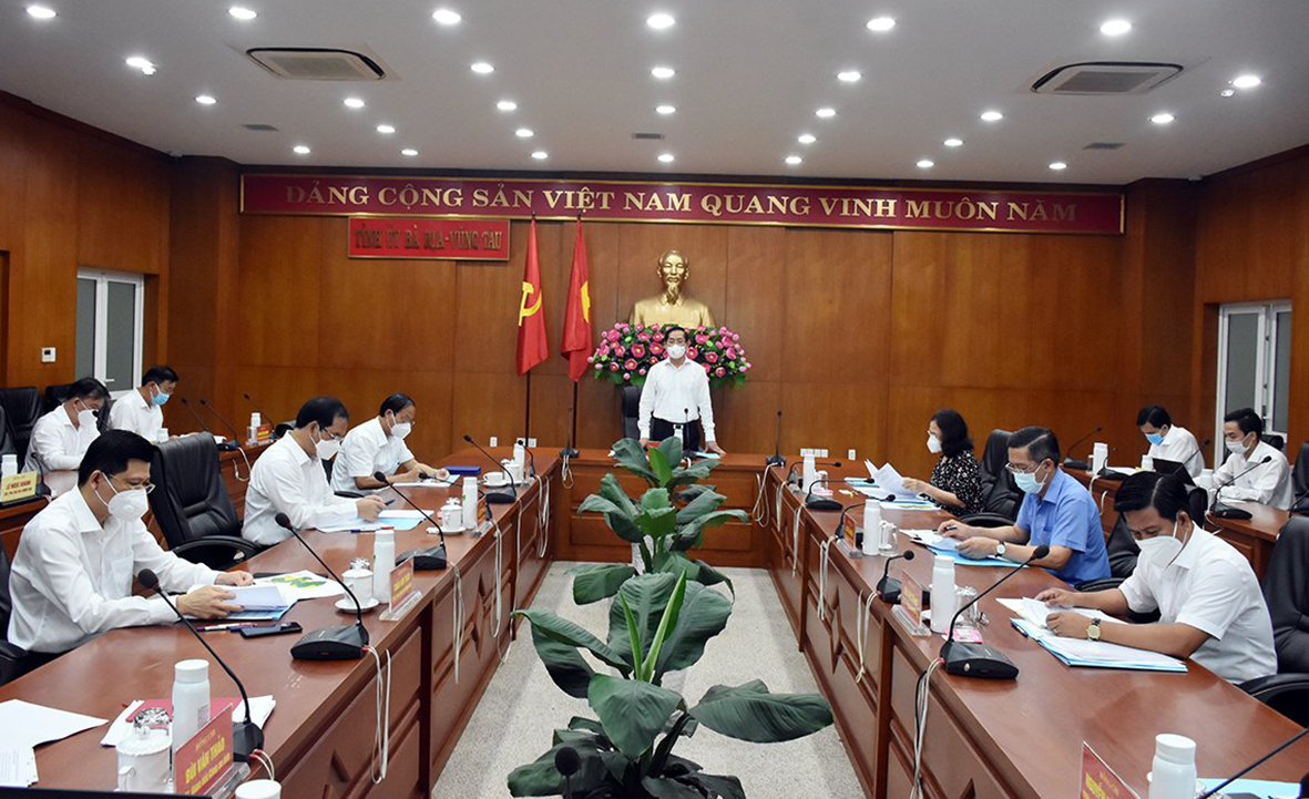 Ông Phạm Viết Thanh, Ủy viên Trung ương Đảng, Bí thư Tỉnh ủy, Chủ tịch HĐND tỉnh, Trưởng Ban Chỉ đạo Phòng, chống dịch COVID-19 tỉnh phát biểu tại cuộc họp.