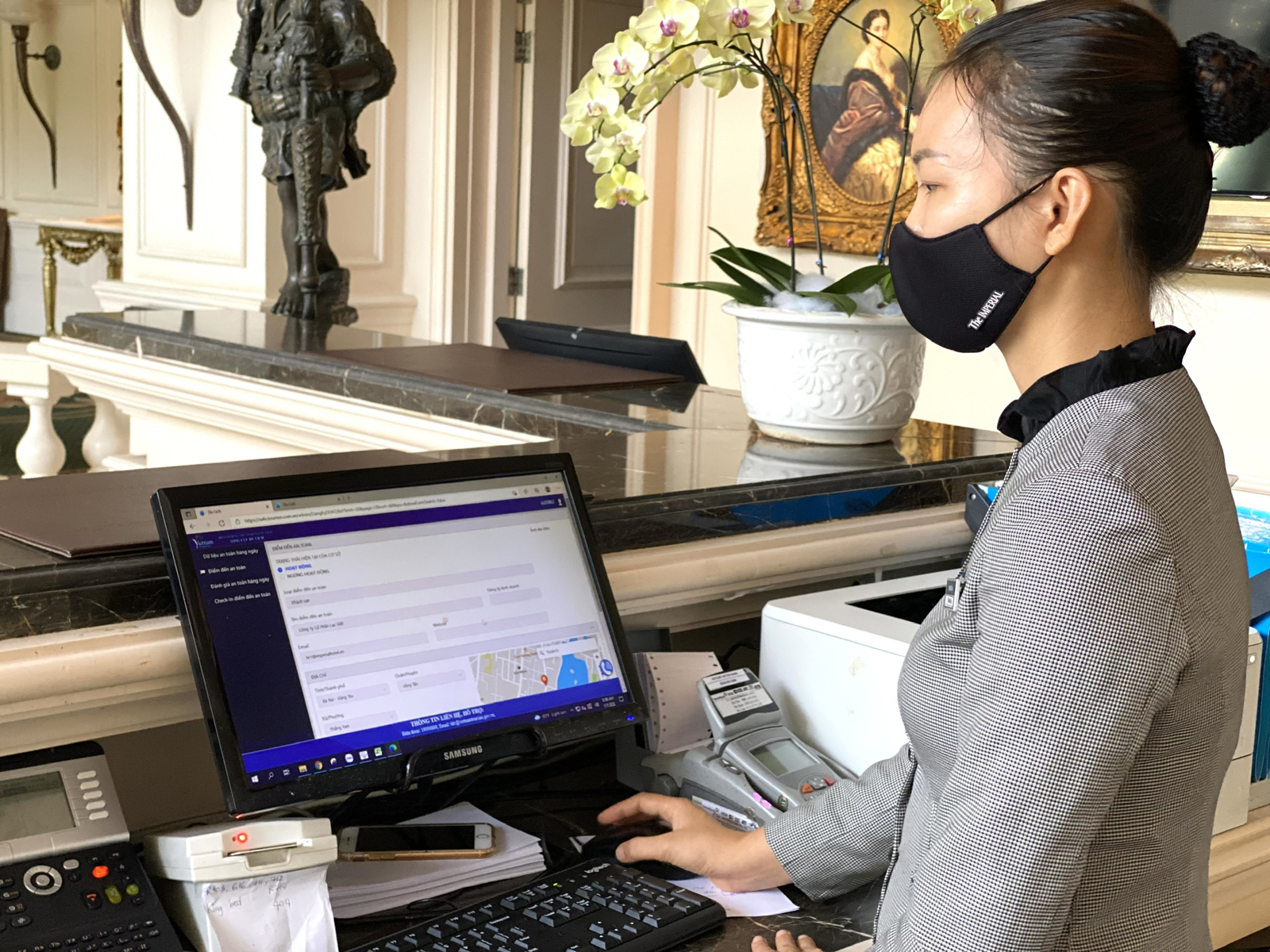 Nhân viên Khách sạn Imperial duy trì trực để tiếp nhận, phản hồi, xử lý nhanh yêu cầu từ du khách.
