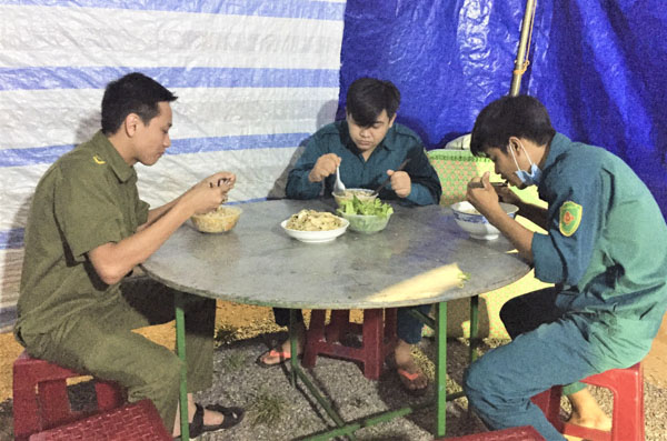 Những suất ăn khuya thấm đượm nghĩa tình dành cho lực lượng đang làm nhiệm vụ tại các chốt kiểm dịch ở xã Quảng Thành, huyện Châu Đức.