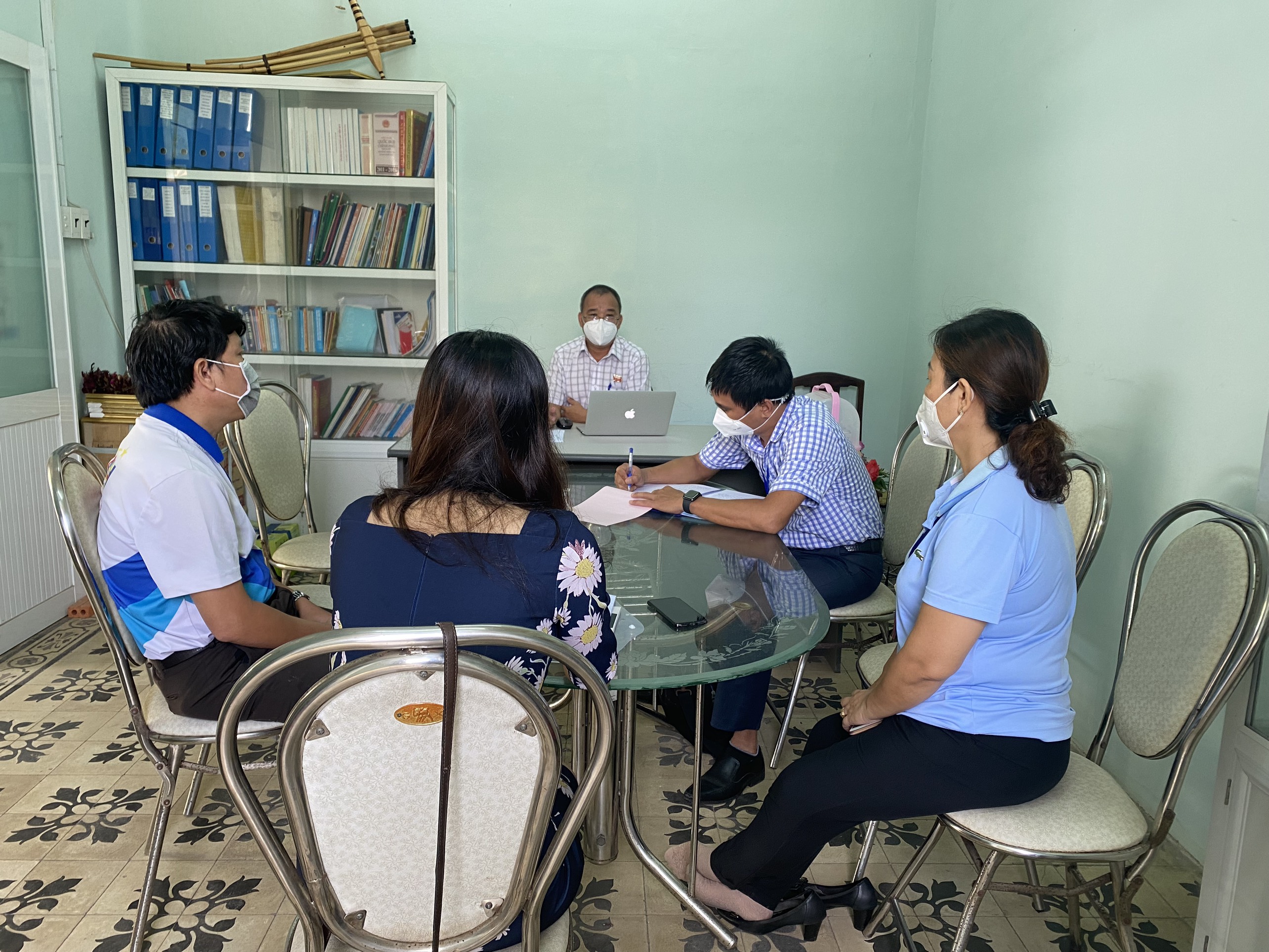 Ông Trần Bá Việt, Trưởng phòng Văn hóa - Thông tin TP. Vũng Tàu làm việc với SCTV chi nhánh Vũng Tàu tại trụ sở của Phòng Văn hóa - Thông tin TP. Vũng Tàu.