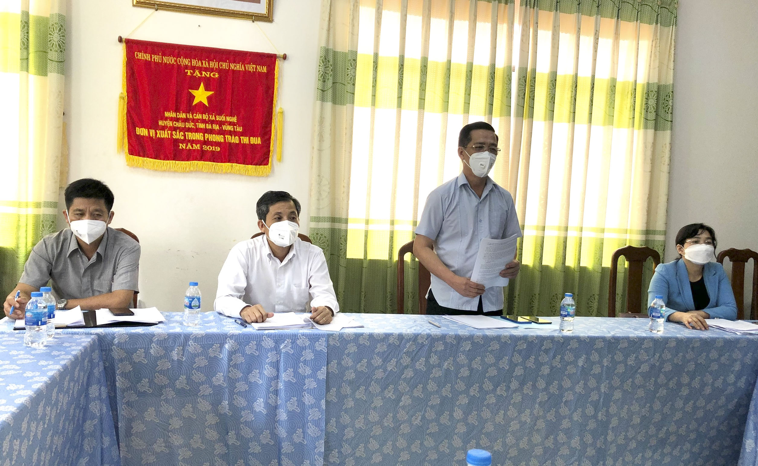 Ông Lưu Tài Đoàn, Trưởng Ban Tổ chức Tỉnh ủy, Tổ phó Tổ An sinh xã hội tỉnh giám sát việc thực hiện chính sách an sinh xã hội tại xã Suối Nghệ, huyện Châu Đức.  