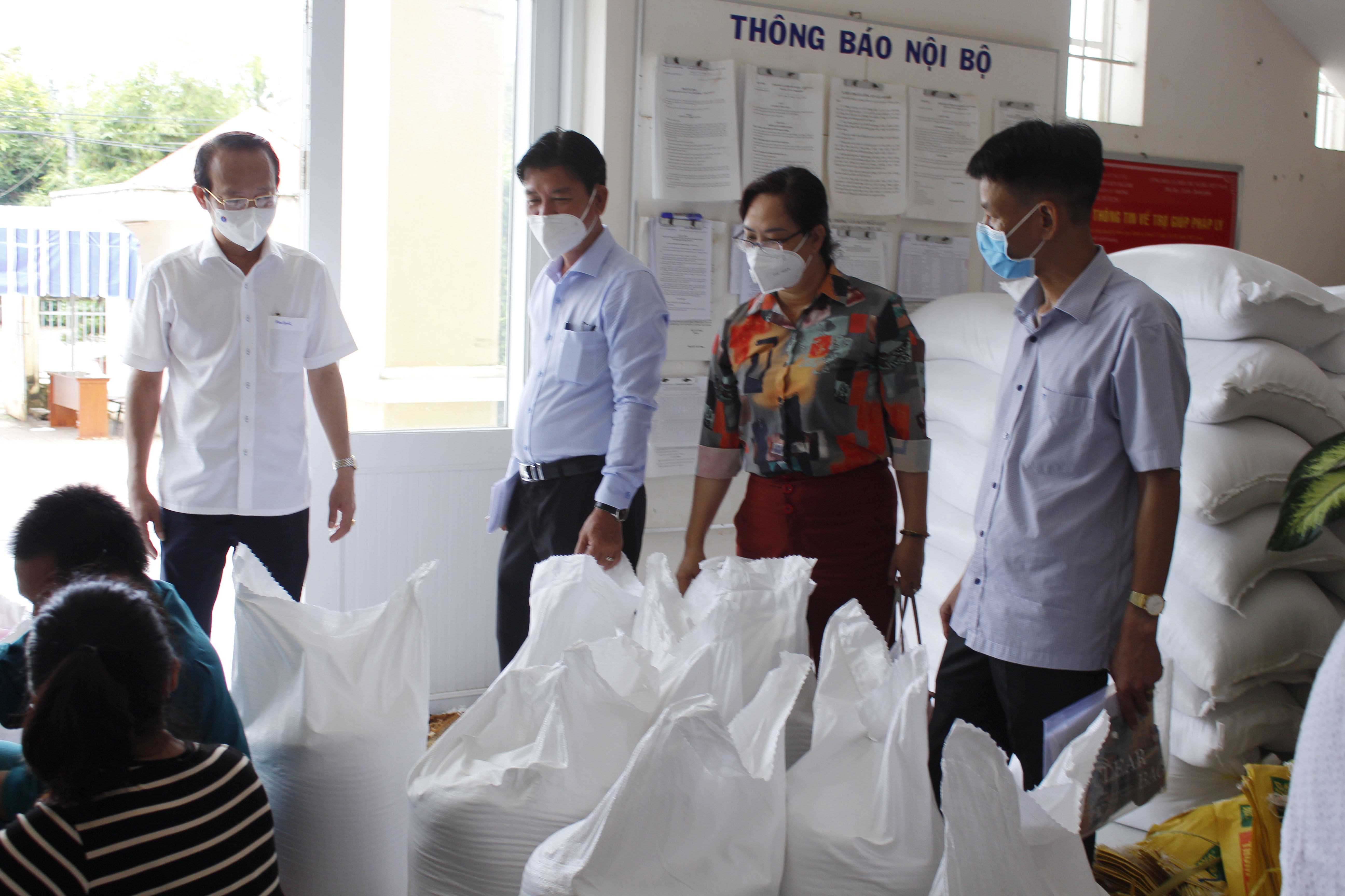 Ông Võ Văn Dũng, Chủ nhiệm Ủy ban Kiểm tra Tỉnh ủy, Tổ phó Tổ an sinh xã hội khảo sát công tác an sinh xã hội tại TT. Đất Đỏ, huyện Đất Đỏ.