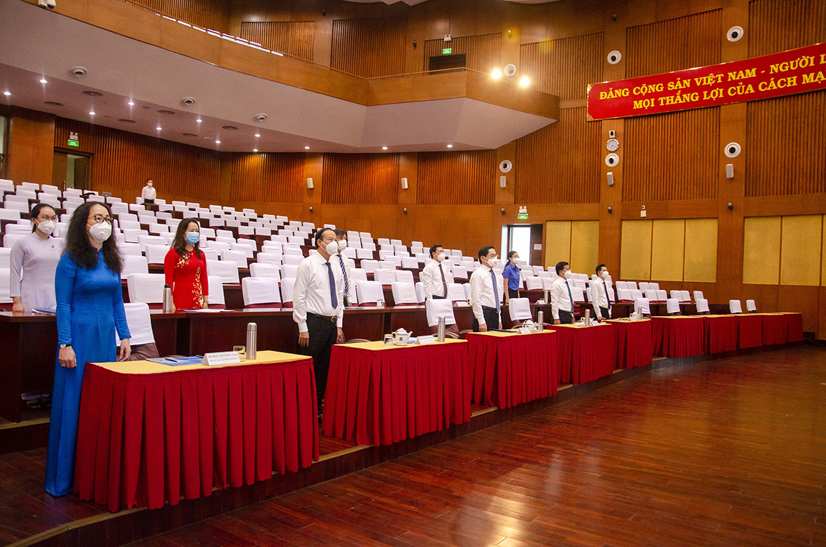 Các đại biểu thực hiện nghi thức Chào Cờ Lễ trong Khai giảng trực tuyến năm học 2021-2022 tại điểm cầu Trung tâm Hành chính-Chính trị tỉnh.
