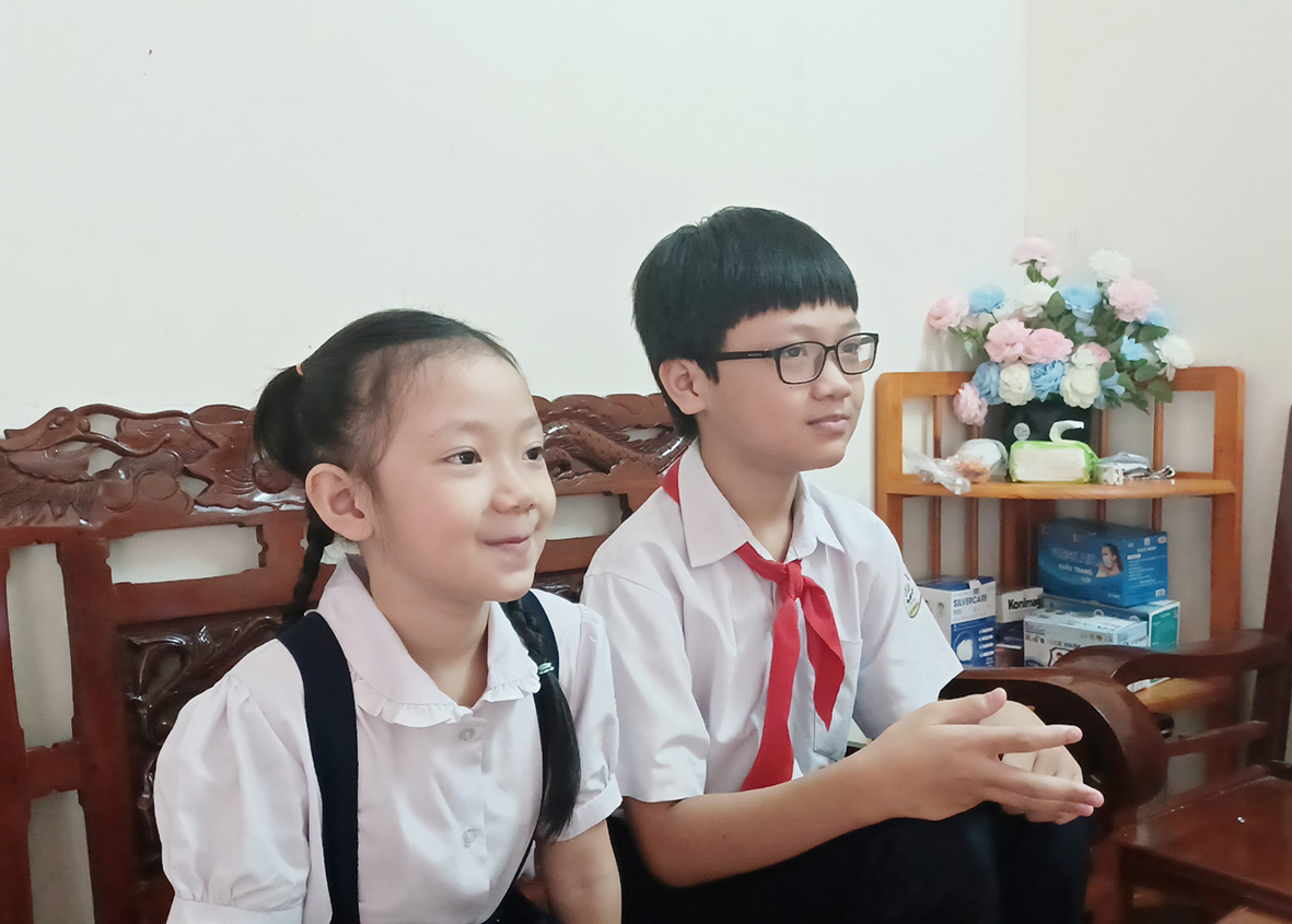 Hai anh em Đỗ Gia Khiêm, lớp 6.2 trường THCS Nguyễn An Ninh và Đỗ Phương Linh, lớp 2A4 trường TH Quang Trung (TP. Vũng Tàu) tham dự lễ khai giảng tại nhà.