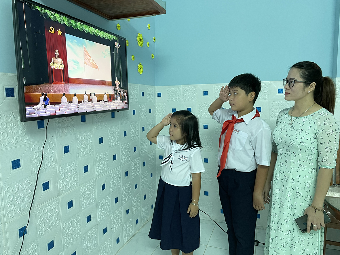 Từ huyện Côn Đảo, cô giáo Nguyễn Hương Giang, GV Trường MN Tuổi Thơ và các con dự Lễ khai giảng trực tiếp trên truyền hình. Ảnh: MẠNH CƯỜNG