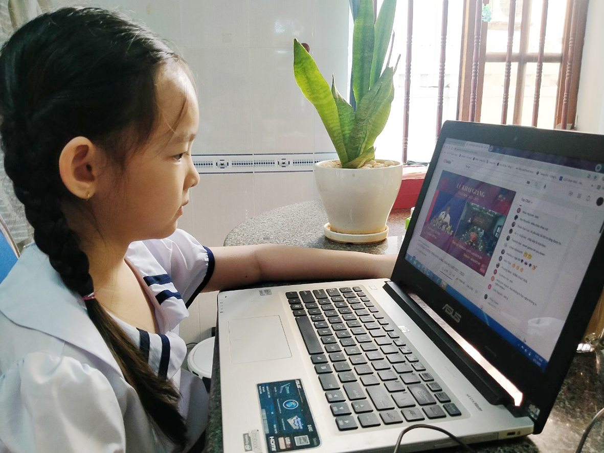 Em Sầm Hoàng Linh Chi, dân tộc Tày, HS lớp 2 trường TH Phước Bửu (huyện Xuyên Mộc) dự Lễ Khai giảng năm học 2021-2022 tại nhà. Ảnh: THANH HỒNG
