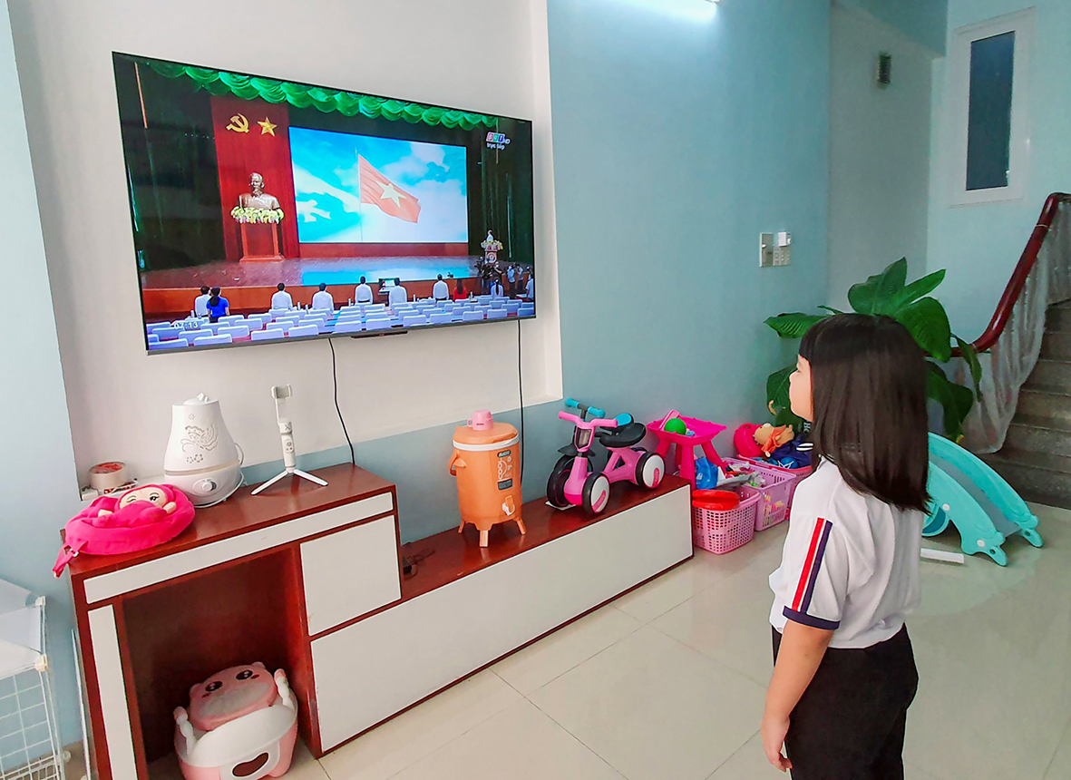 Em Nguyễn Ngọc Trang, học sinh lớp 3A2 Trường TH Lý Tự Trọng (TP. Vũng Tàu) thực hiện nghi thức Chào cờ tại nhà trong Lễ Khai giảng trực tuyến năm học mới 2021-2022.