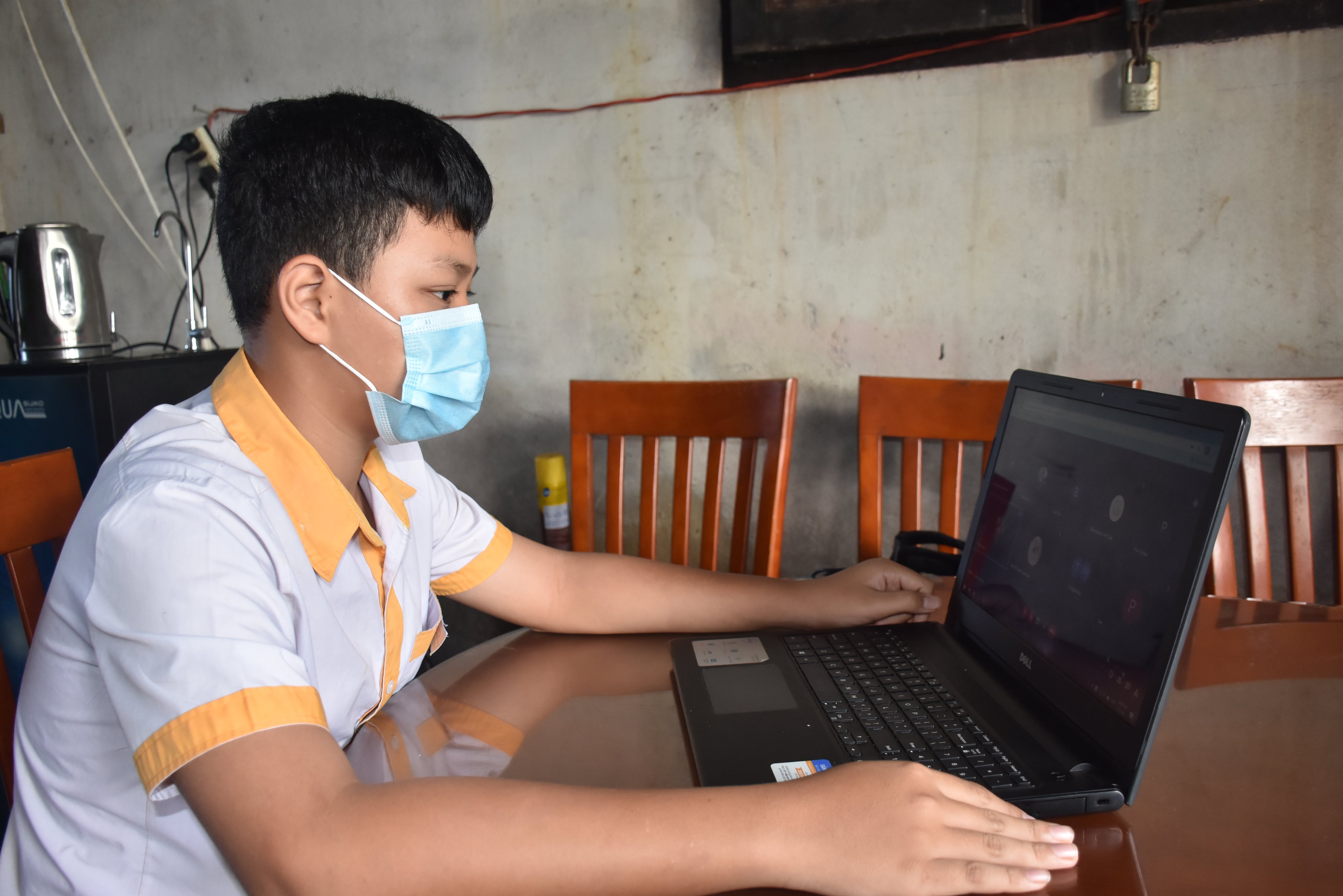 HS Hoàng Gia Thiên Phước (lớp 7A4, Trường THCS Châu Đức, huyện Châu Đức) tham gia sinh hoạt lớp bằng phần mềm Google Meet. Ảnh: NGỌC BÍCH