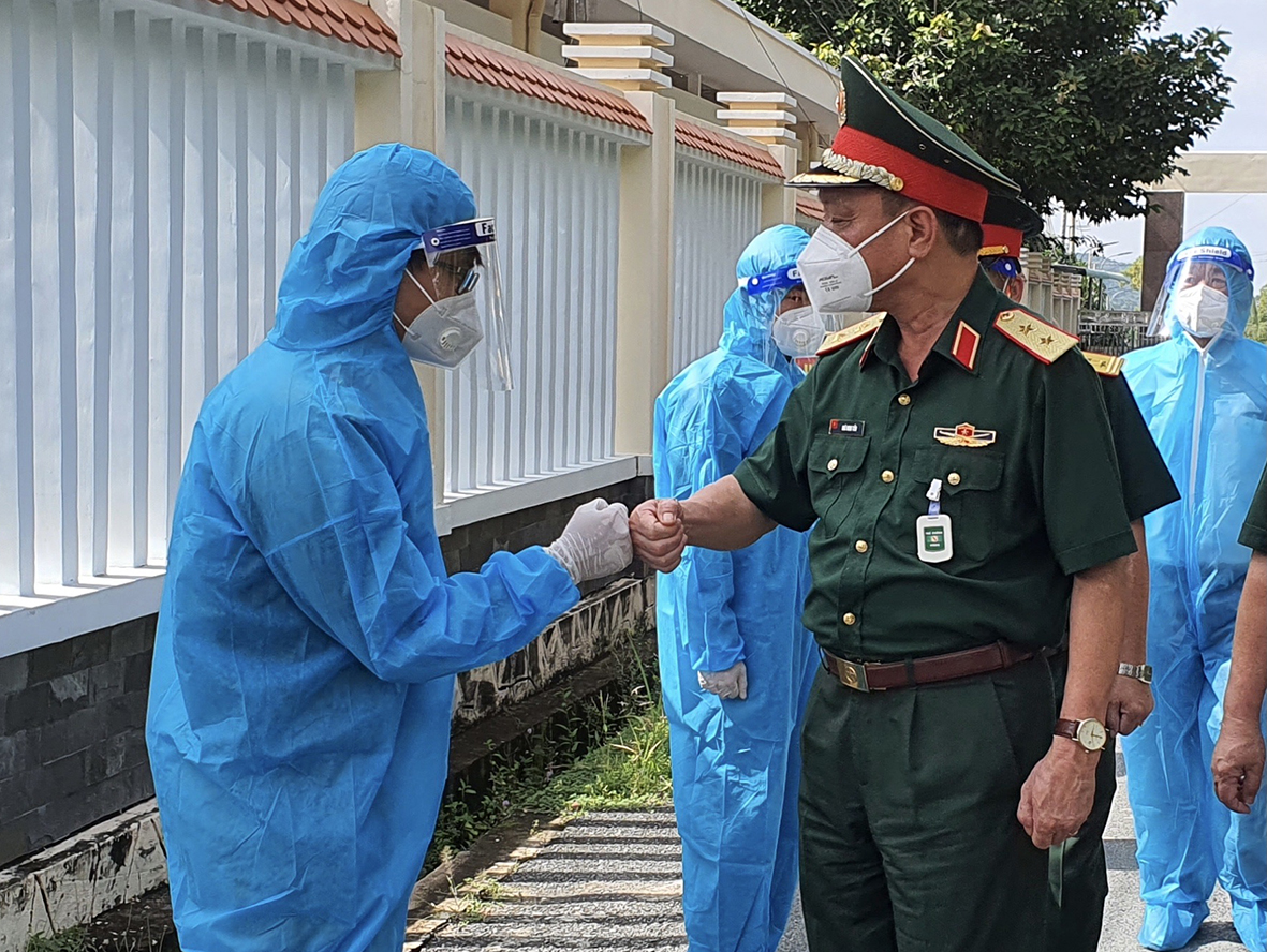 Trung tướng Ngô Minh Tiến, Phó Tổng Tham mưu trưởng QĐND Việt Nam động viên cán bộ, chiến sĩ đang làm nhiệm vụ tại khu cách ly Trung đoàn Minh Đạm.