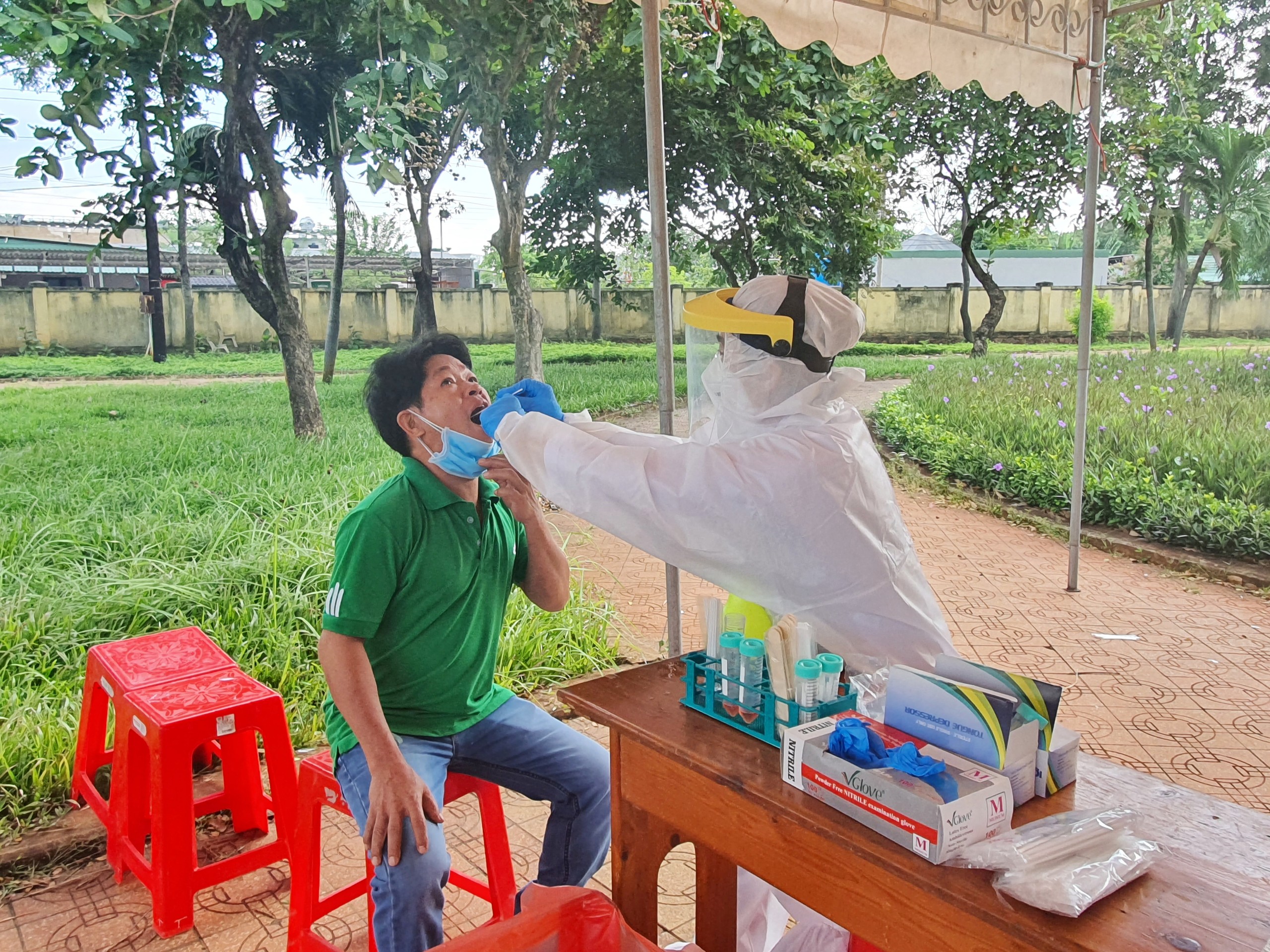 Nhân viên y tế TP. Bà Rịa lấy mẫu xét nghiệm COVID-19 cho người dân trên địa bàn phường Long Toàn ngày 6/9. Ảnh: TUYẾT MAI