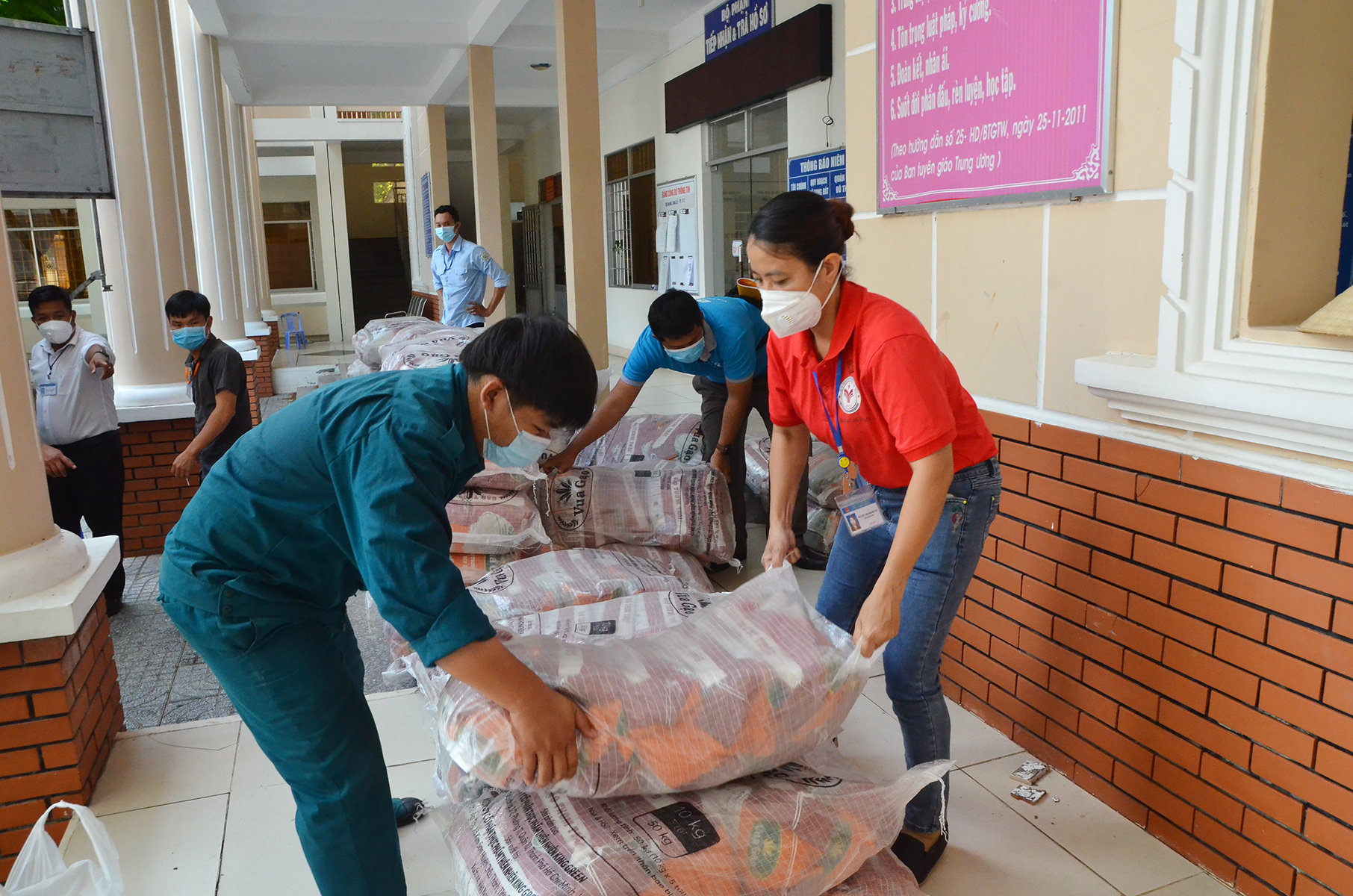 Phường 11 tập kết 7 tấn gạo do Công ty PTSC tặng để trao cho người dân.