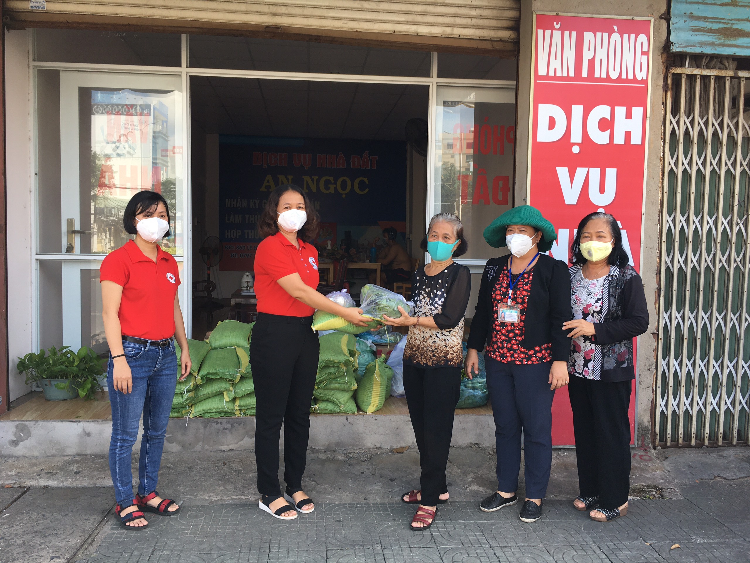  Bà Hà Thị Việt Bắc, Phó Chủ tịch Hội CTĐ tỉnh trao tặng các suất quà tới đại diện người dân tổ 1, phường 3, TP. Vũng Tàu.