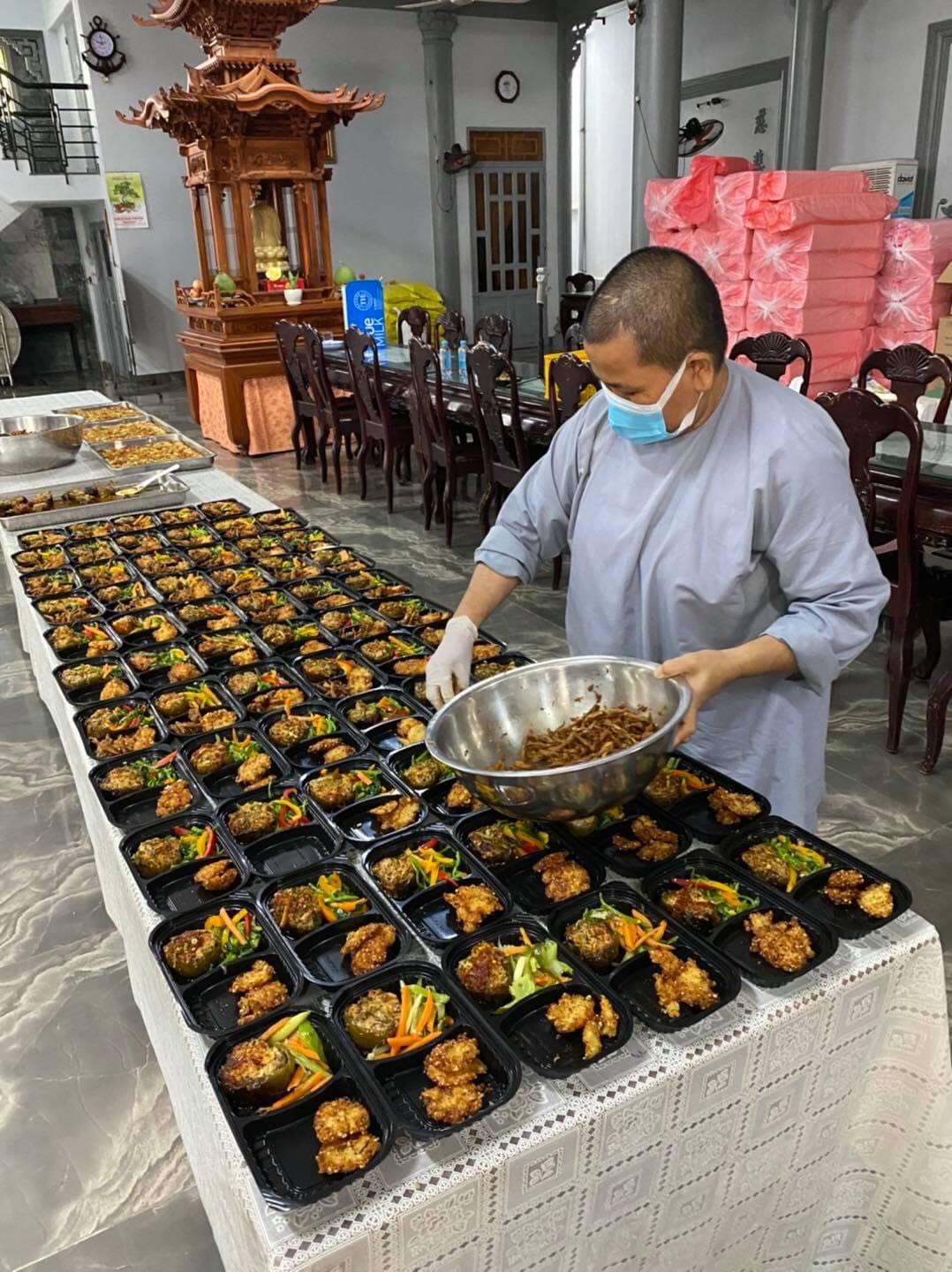  Chùa Vạn Phước chuẩn bị các phần cơm miễn phí trao tới người dân gặp khó khăn trên địa bàn TP. Vũng Tàu.
