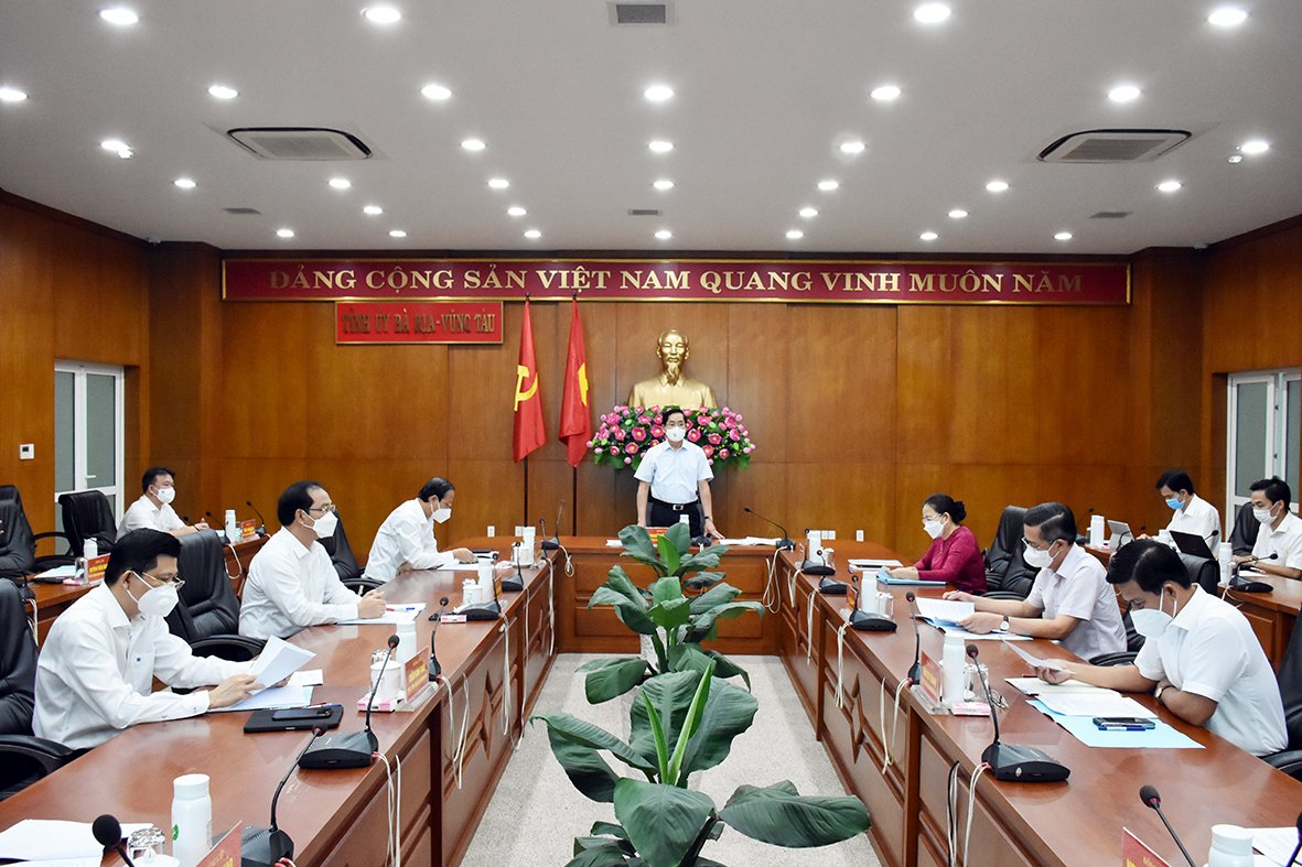 Ông Phạm Viết Thanh, Ủy viên Trung ương Đảng, Bí thư Tỉnh ủy, Chủ tịch HĐND tỉnh, Trưởng BCĐ Phòng, chống dịch COVID-19 tỉnh phát biểu chỉ đạo tại cuộc họp. Ảnh: QUANG VINH