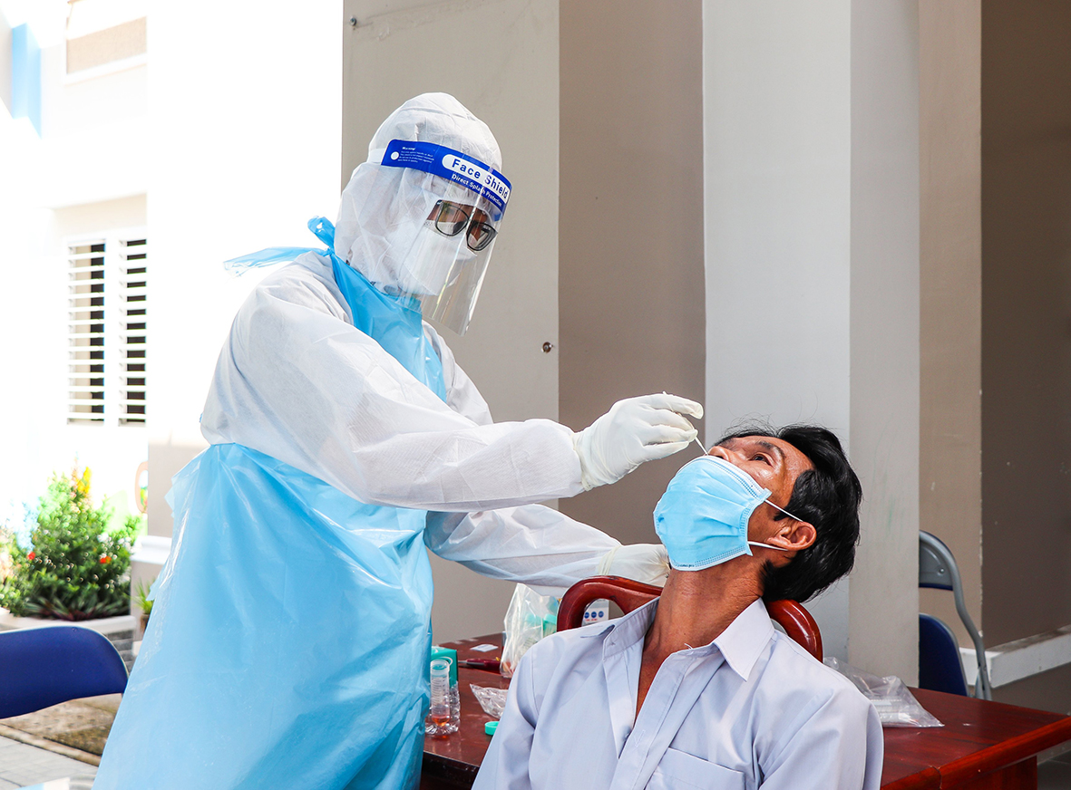 Nhân viên y tế lấy mẫu xét nghiệm sàng lọc SARS-CoV-2 cho người dân ấp An Lộc, xã An Ngãi (huyện Long Điền).