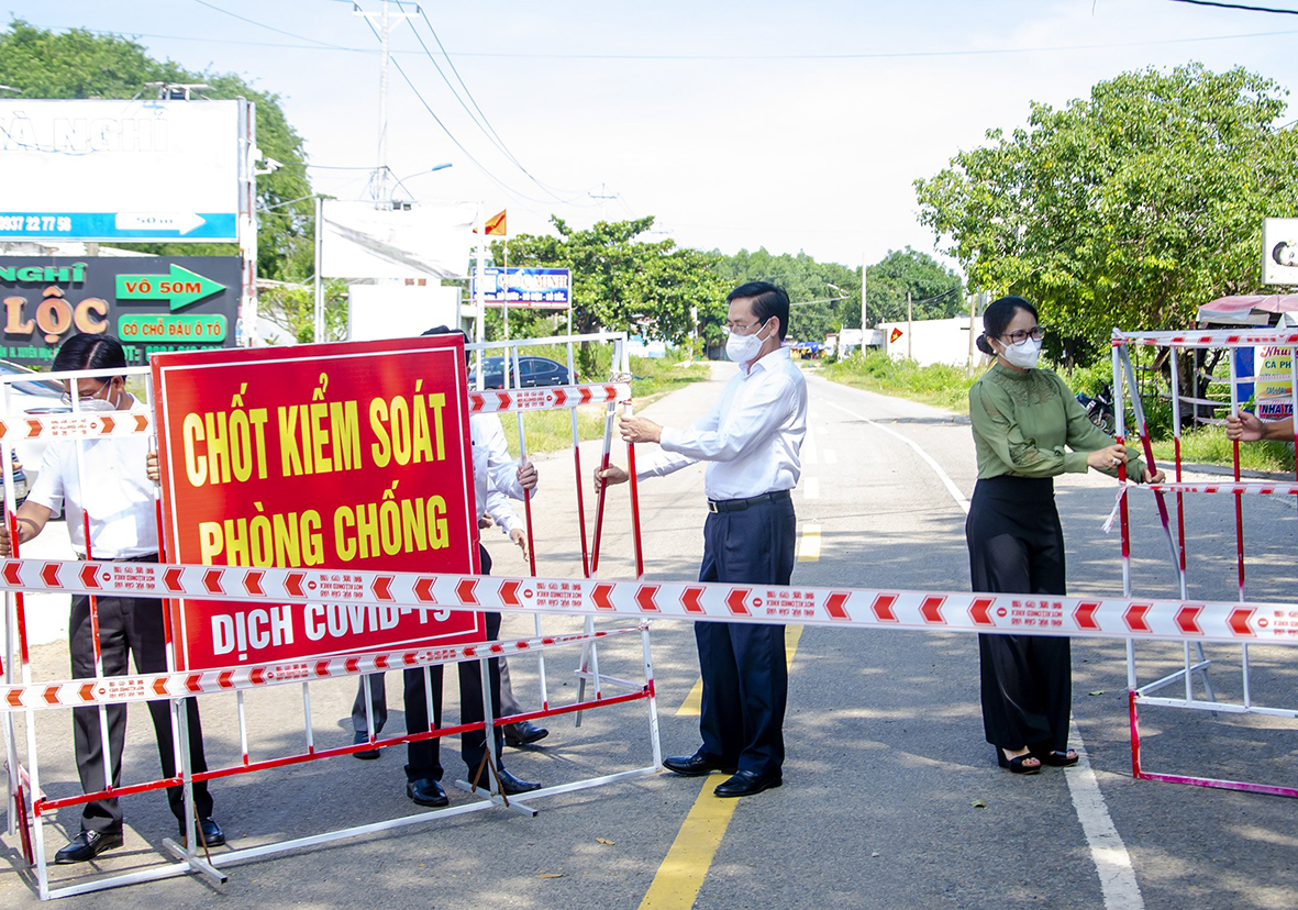 Ông Phạm Viết Thanh, Ủy viên Trung ương Đảng, Bí thư Tỉnh ủy, Chủ tịch HĐND tỉnh, Trưởng BCĐ Phòng, chống dịch COVID-19 tỉnh (thứ hai từ phải qua) cùng lãnh đạo huyện Xuyên Mộc và các lực lượng tiến hành dỡ bỏ phong tỏa ấp Hồ Tràm (xã Phước Thuận, huyện Xuyên Mộc).