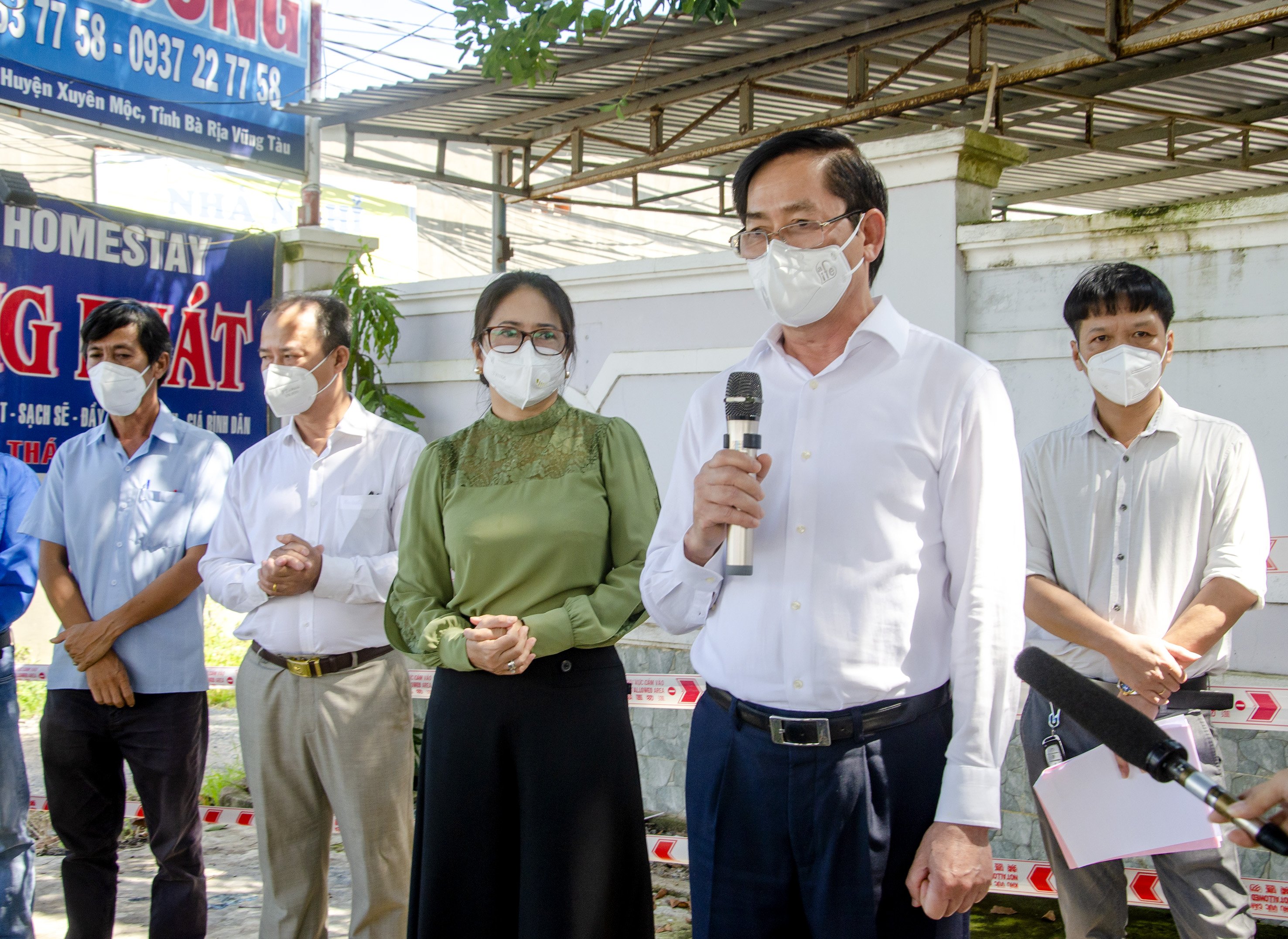 Ông Phạm Viết Thanh, Ủy viên Trung ương Đảng, Bí thư Tỉnh ủy, Chủ tịch HĐND tỉnh, Trưởng BCĐ Phòng, chống dịch COVID-19 tỉnh phát biểu chúc mừng Chi bộ, Ban Điều hành và nhân dân ấp Hồ Tràm được dỡ bỏ phong tỏa.