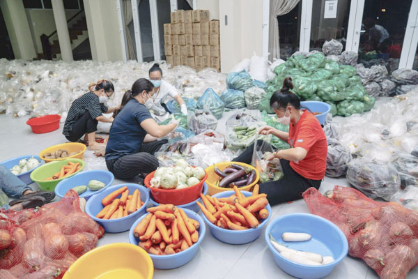 Lực lượng chức năng huyện Xuyên Mộc chuẩn bị nhu yếu phẩm để tặng cho bà con  trên địa bàn huyện.