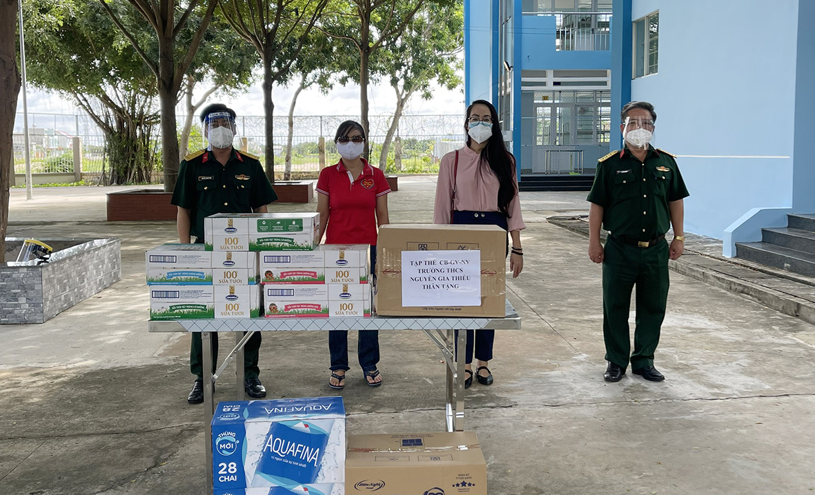 Đại diện LĐLĐ TP. Vũng Tàu và BCH Quân sự TP. Vũng Tàu tặng quà cho lực luyện tuyến đầu phòng, chống dịch tại Cơ sở cách ly tập trung trường TH Nguyễn Viết Xuân (phường Nguyễn An Ninh, TP. Vũng Tàu).