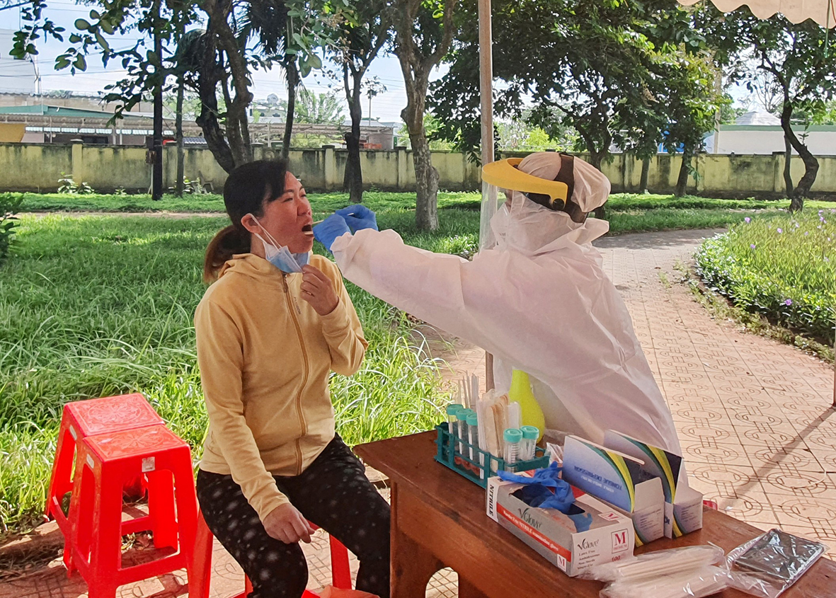 Nhân viên y tế TP.Bà Rịa lấy mẫu xét nghiệm COVID-19 cho người dân trên địa bàn phường Long Toàn ngày 6/9. Ảnh: TUYẾT MAI