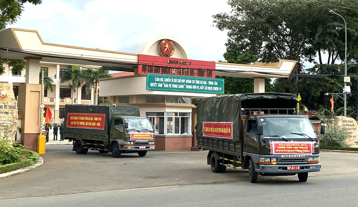 Đoàn xe xuất phát từ Bộ CHQS tỉnh chuyển quà đến các địa phương toàn tỉnh.