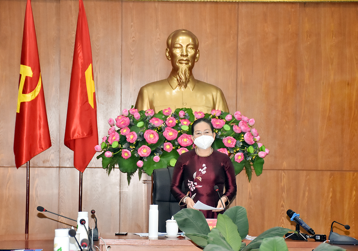 Bà Nguyễn Thị Yến, Phó Bí thư Thường trực Tỉnh ủy, Trưởng Đoàn ĐBQH tỉnh, Phó Trưởng BCĐ Phòng, chống dịch COVID-19 tỉnh phát biểu tại buổi họp báo.