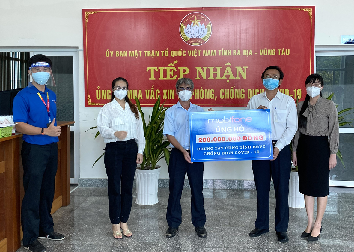 Ông Thái Tất Thắng, Giám đốc Mobifone BR-VT (thứ ba từ trái qua) trao bảng tượng trưng số tiền 200 triệu đồng ủng hộ tỉnh BR-VT phòng, chống dịch COVID-19.