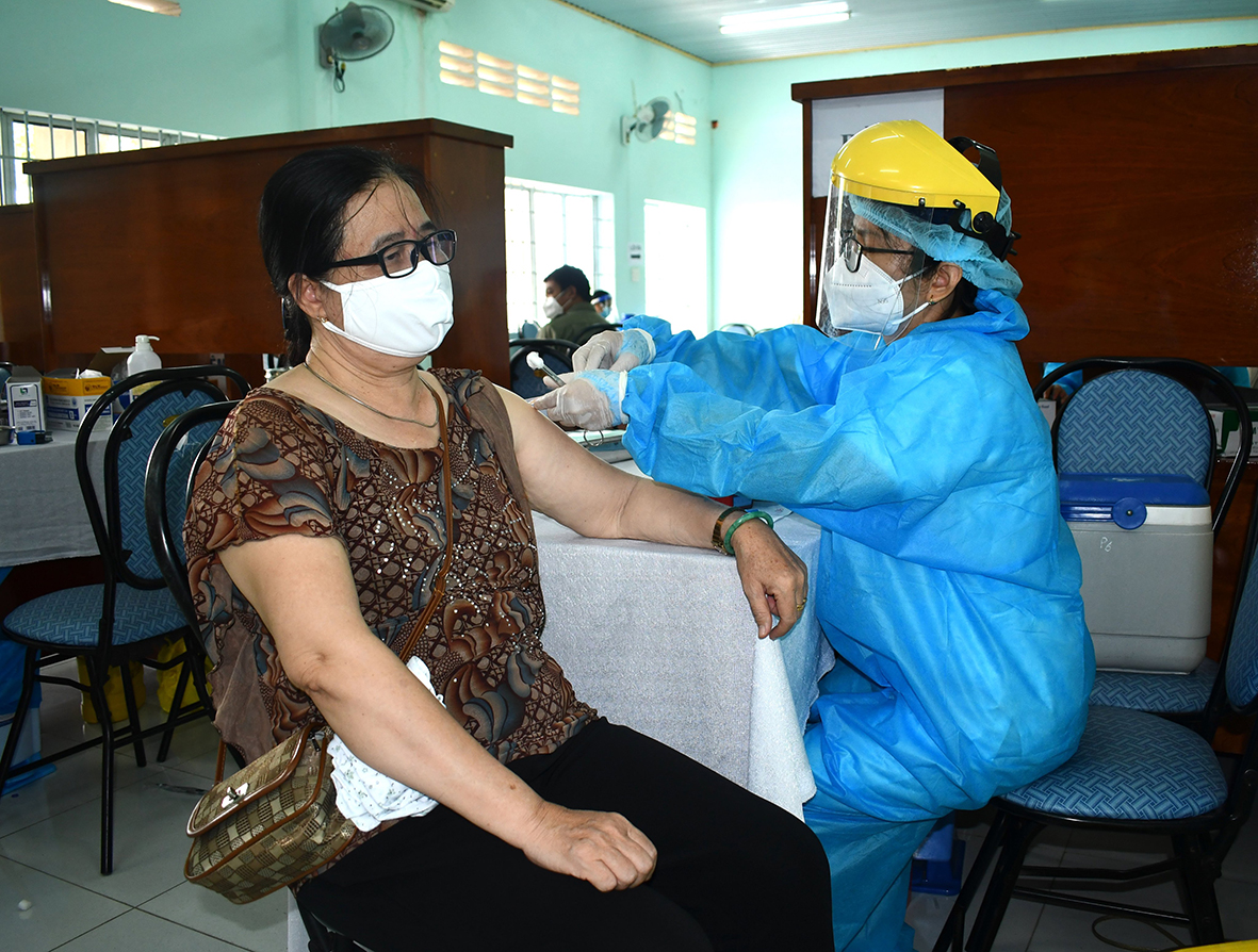 Nhân viên y tế Trung tâm Y tế TP.Vũng Tàu tiêm vắc xin cho người dân.