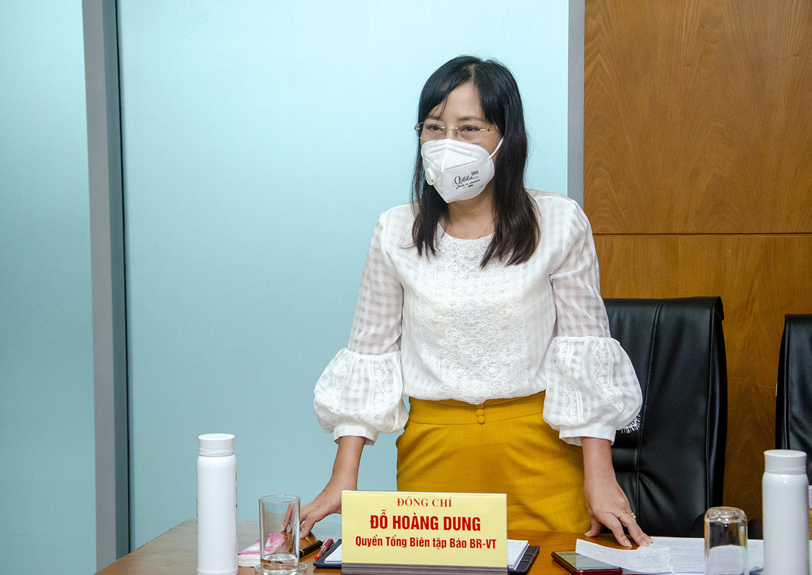 Bà Đỗ Nguyễn Hoàng Dung, Quyền Tổng Biên tập Báo BR-VT báo cáo nhanh với Đoàn công tác về việc xây dựng các nội dung tuyên truyền, quá trình tác nghiệp của đội ngũ phóng viên với mục tiêu đưa thông tin nhanh chóng, kịp thời và chính xác đến với người dân. COVID-19 của tỉnh trong thời gian qua.