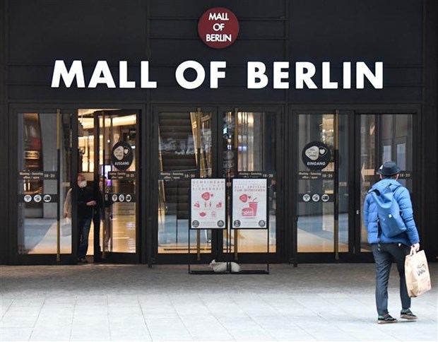 Cảnh vắng vẻ tại một trung tâm mua sắm do ảnh hưởng của dịch COVID-19 tại Berlin, Đức.