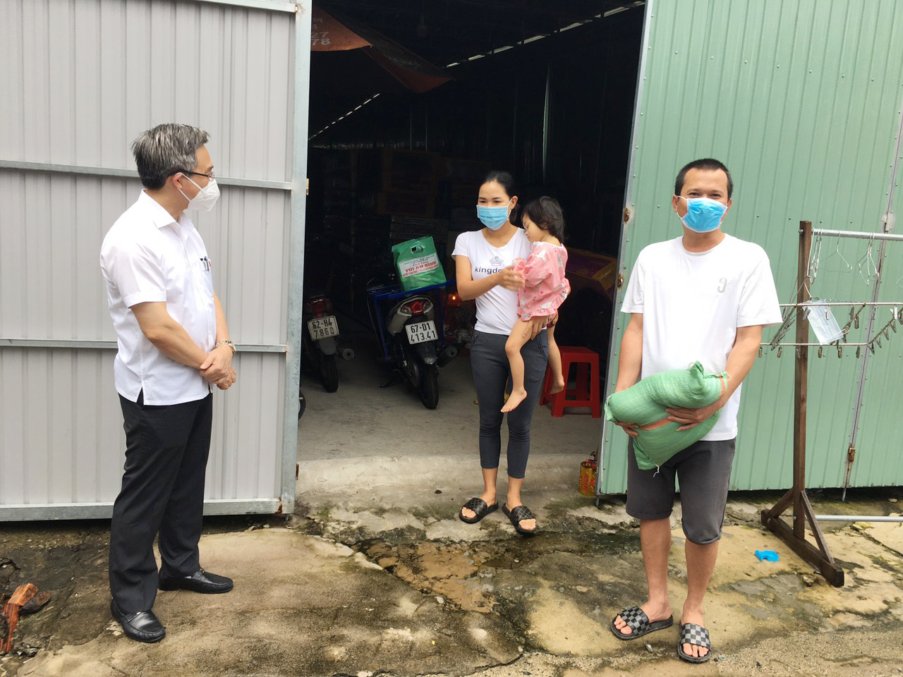 Ông Đặng Minh Thông, Ủy viên Ban Thường vụ Tỉnh ủy, Bí thư Thành ủy, Trưởng Ban Chỉ đạo Phòng, chống dịch COVID-19 TP.Bà Rịa thăm, tặng quà hộ dân ở trọ tại phường Phước Trung. Ảnh: MINH THANH