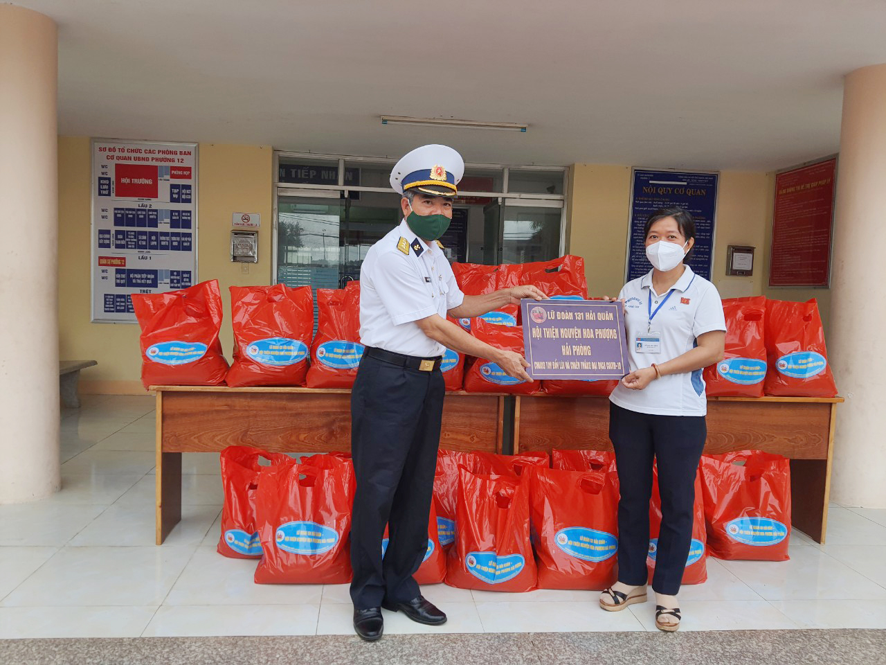 Thượng tá Nguyễn Văn Tuyến, Phó Lữ đoàn trưởng Lữ đoàn 131HQ trao 70 phần quà tới bà Hồ Thị Thu Thủy, Bí thư Đảng ủy phường 12 để chuyển đến các hộ dân khó khăn trên địa bàn. Ảnh:DIỄM QUỲNH
