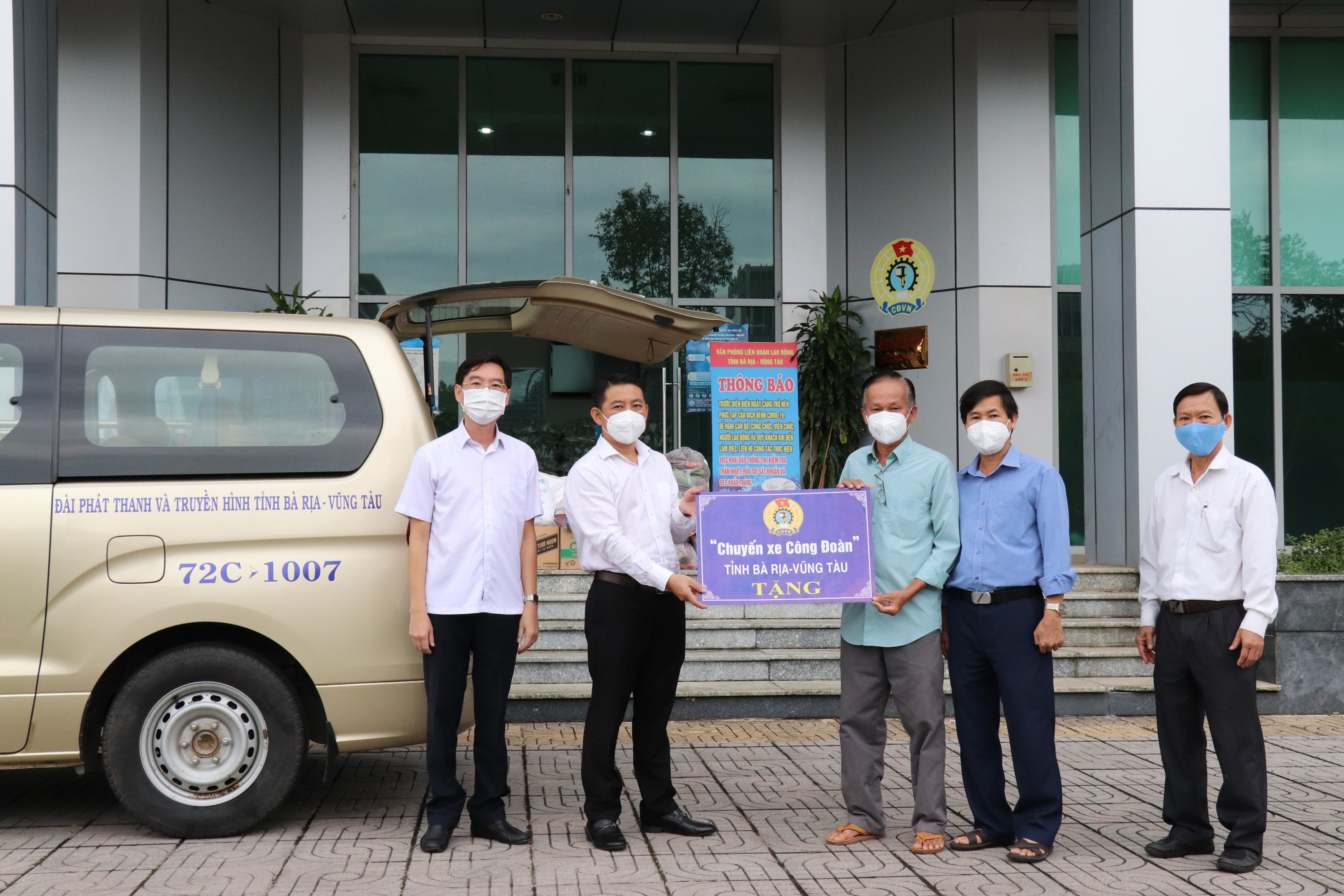 Ông Huỳnh Sơn Tuấn, Chủ tịch LĐLĐ tỉnh cùng ông Nguyễn Trường Giang, Phó Bí thư Đảng ủy Khối Cơ quan và Doanh nghiệp tỉnh trao quà tới đại diện CBCNVC Đài PT-TH tỉnh.