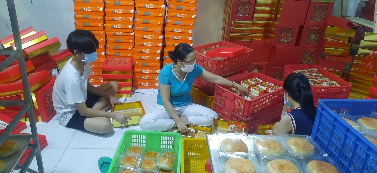 Những người trong gia đình chị Tuyết Sương cùng tham gia đóng gói bánh Trung thu.