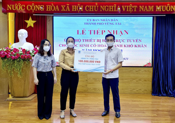 Hưởng ứng lời kêu gọi của Chủ tịch UBND TP.Vũng Tàu, Công ty Chế biến khí Vũng Tàu ủng hộ 100 triệu đồng  để mua sắm thiết bị học trực tuyến cho HS có hoàn cảnh khó khăn.