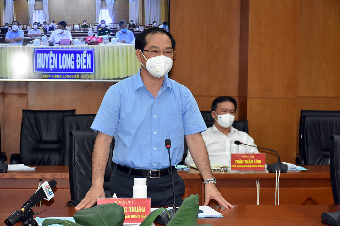 Ông Mai Ngọc Thuận, Ủy viên Ban Thường vụ Tỉnh ủy, Phó Chủ tịch HĐND tỉnh, Phó Trưởng BCĐ Phòng, chống dịch COVID-19 tỉnh nêu lên các bài học kinh nghiệm từ các chùm ca nhiễm mới tại TP. Bà Rịa và huyện Long Điền.
