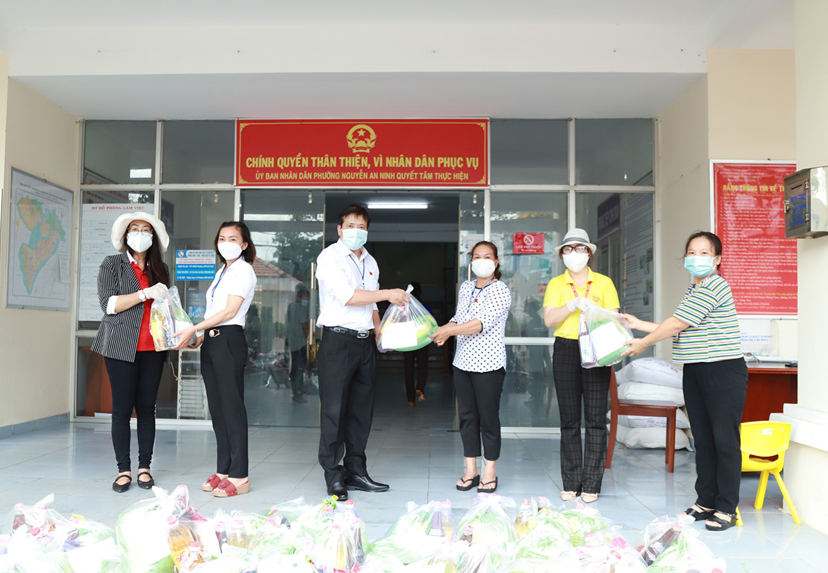 Ông Trần Ngọc Hà, Trưởng Ban Tuyên giáo Thành ủy Vũng Tàu; bà Trần Thị Thanh Thủy, Phó Chủ tịch LĐLĐ TP. Vũng Tàu (thứ nhất từ trái qua) và bà Nguyễn Thị Sông Thương, Hiệu trưởng Trường THCS Nguyễn An Ninh trao quà cho đại diện chính quyền phường Nguyễn An Ninh để chuyển đến người lao động tại các phòng trọ trên địa bàn phường.