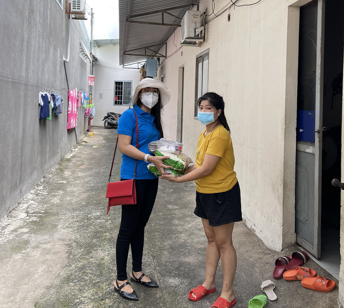 Bà Trần Thị Thanh Thủy, Phó Chủ tịch LĐLĐ TP. Vũng Tàu trao quà cho gười lao động bị ảnh hưởng bởi dịch COVID-19 trên địa bàn phường 10, TP. Vũng Tàu.
