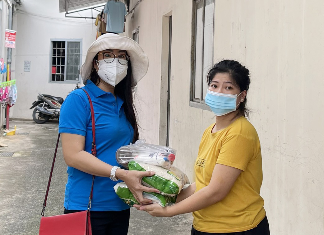 Bà Trần Thị Thanh Thủy, Phó Chủ tịch LĐLĐ TP. Vũng Tàu trao quà tới người lao động tại khu nhà trọ phường 10, TP. Vũng Tàu.