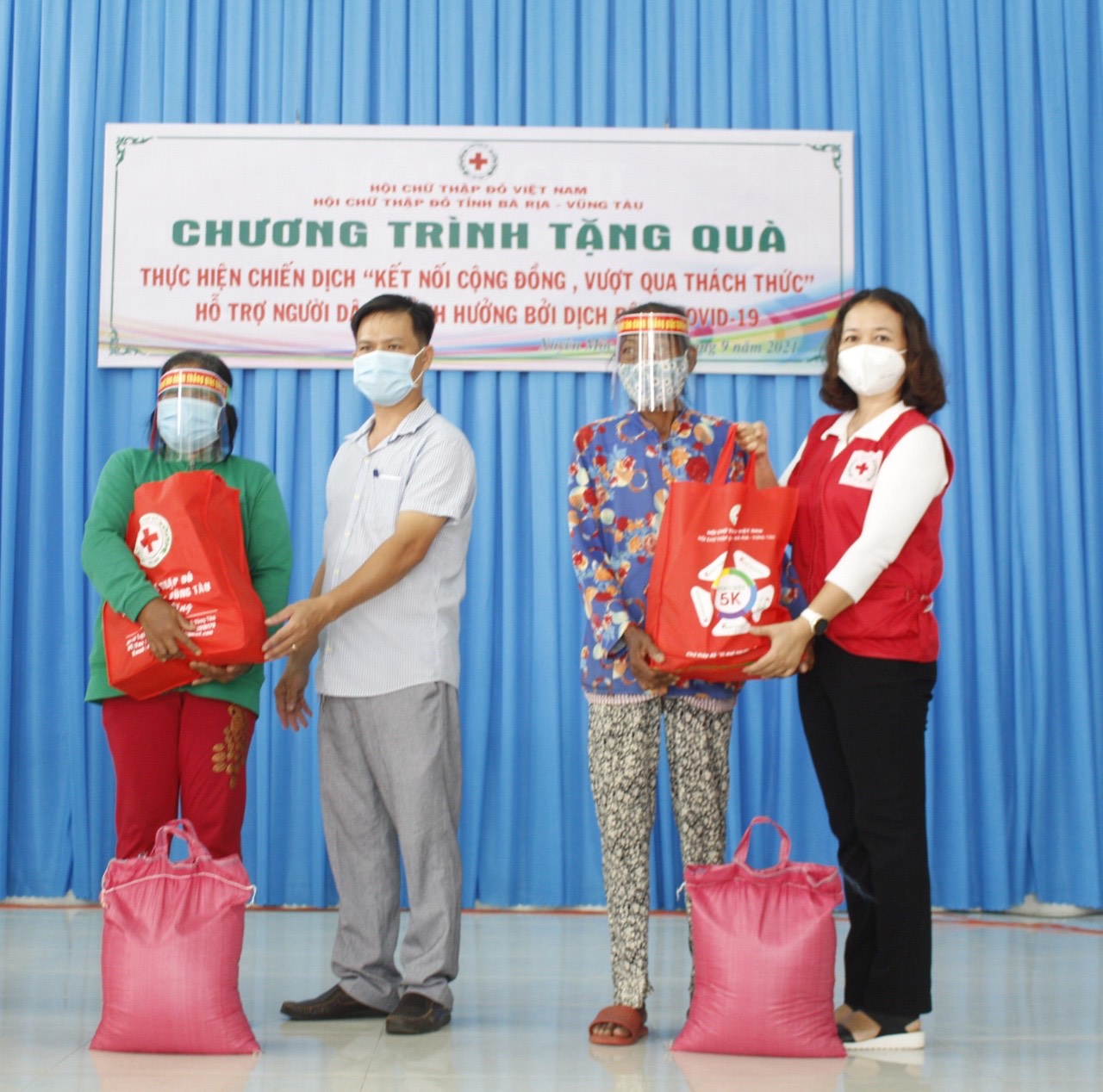 Bà Hà Thị Việt Bắc (phải), Phó Chủ tịch Hội Chữ thập đỏ tỉnh trao quà tới người dân trên địa bàn xã Xuyên Mộc (huyện Xuyên Mộc).