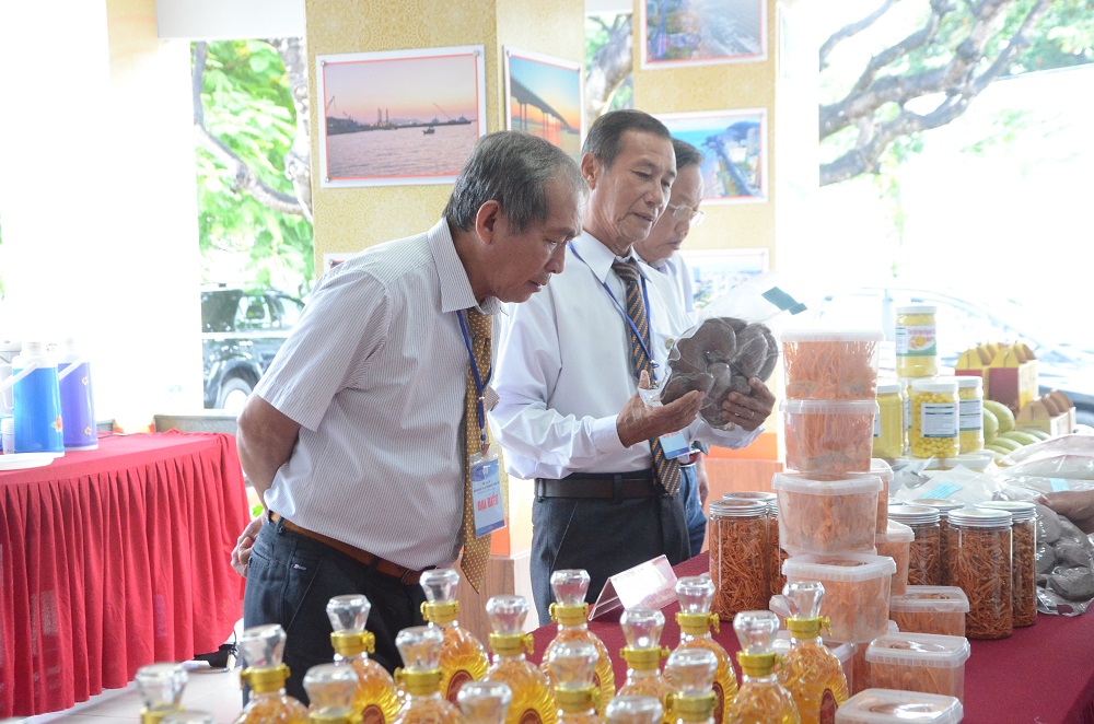 Đại biểu tham quan các sản phẩm nông nghiệp của HTX tại Đại hội Liên minh HTX năm 2020.
