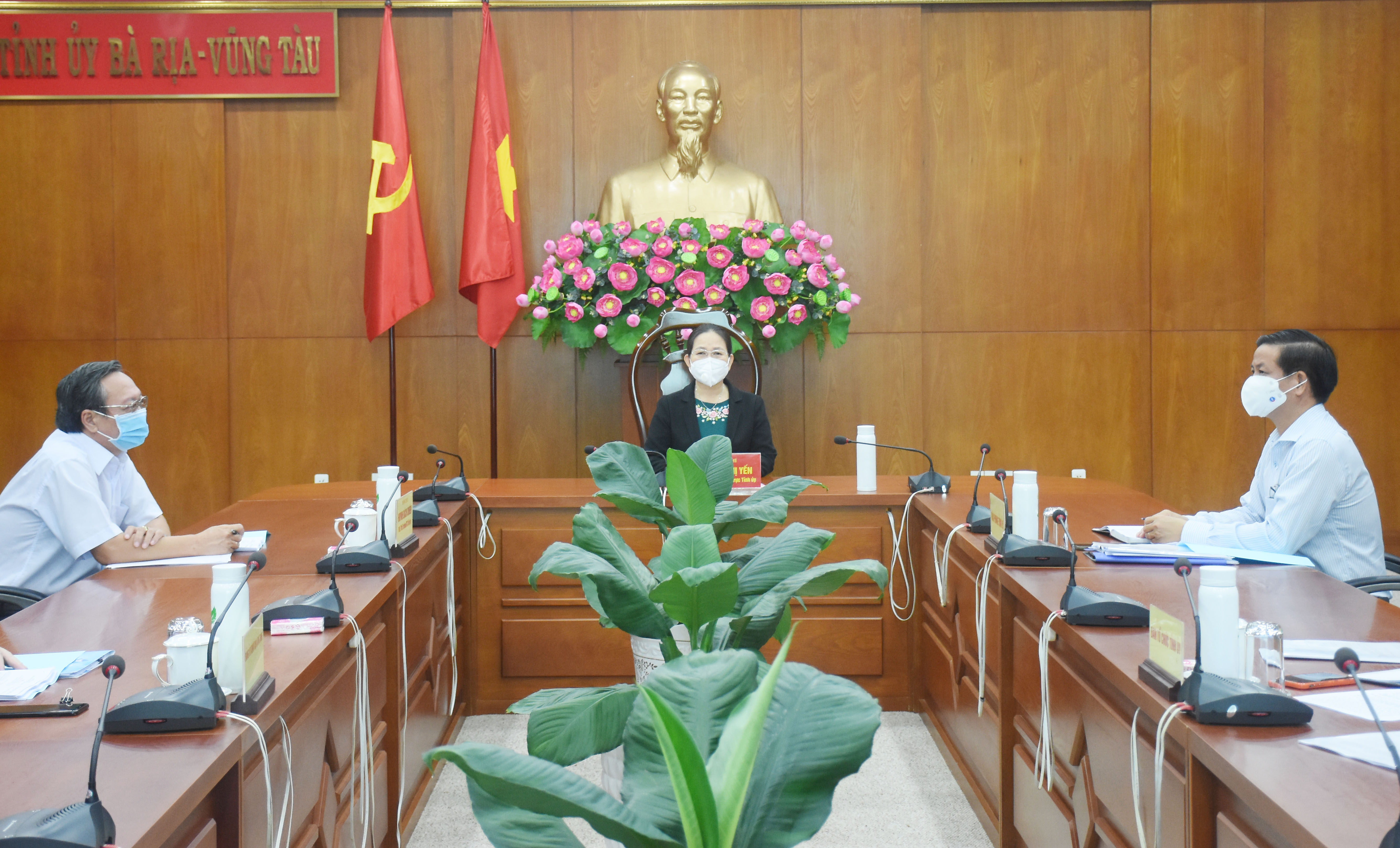 Bà Nguyễn Thị Yến, Phó Bí thư Thường trực Tỉnh ủy, Trưởng Đoàn ĐBQH tỉnh tham dự hội nghị tại điểm cầu Tỉnh ủy BR-VT.