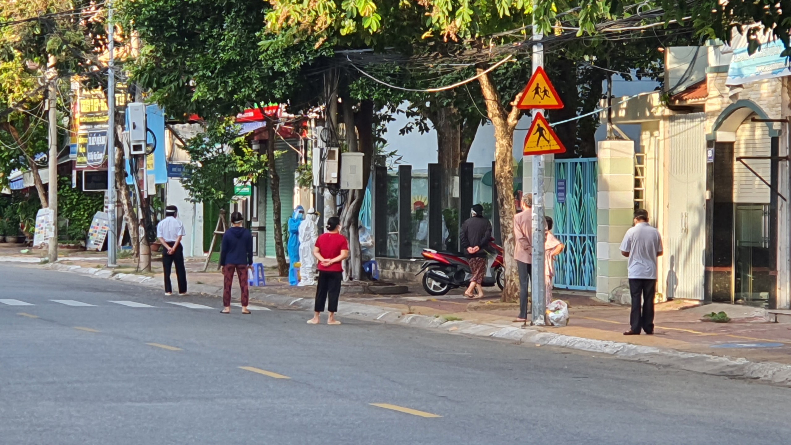 Những khách hàng của SCTV trên đường Huyền Trân Công Chúa, phường 8, TP. Vũng Tàu được lấy mẫu test COVID-19 ngày 6/9.