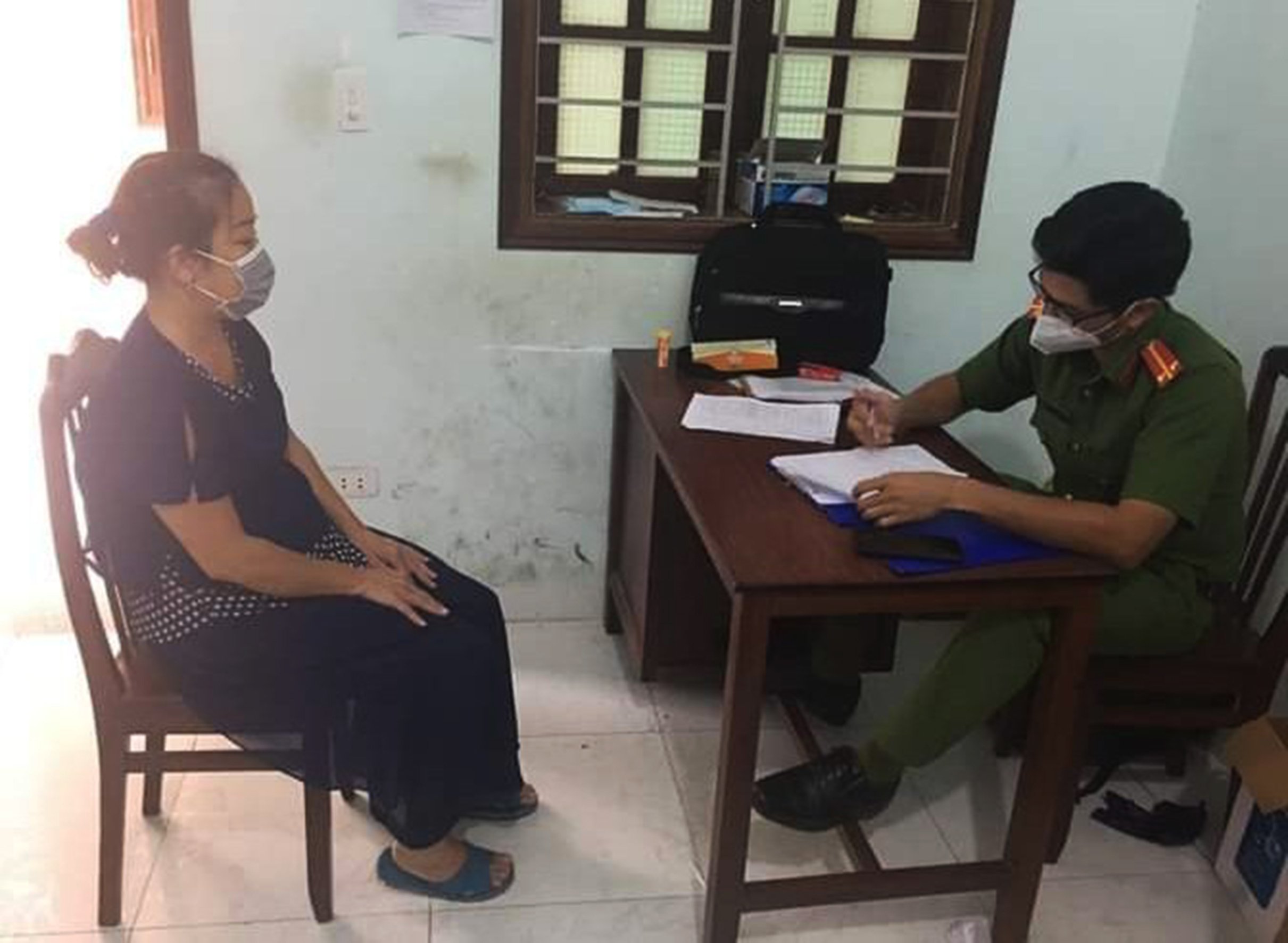 Công an TT.Phước Bửu làm việc với chủ tài khoản Facebook “Ha Xinh”.