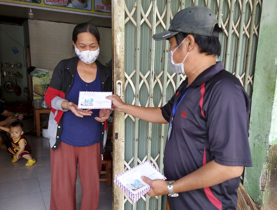 Anh Hoàng Hải Lam, Tổ trưởng Tổ dân cư số 2, khu phố 2, phường Thắng Tam tặng quà cho một người lao động tự do bị mất việc làm tại hẻm 44, Xô Viết Nghệ Tĩnh.