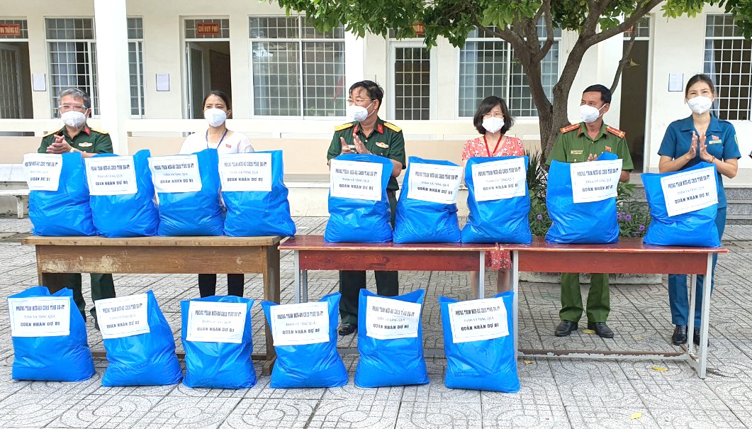 Đại diện Phòng Tham mưu Bộ CHQS tỉnh tặng quà cho lực lượng sĩ quan dự bị phường 11, TP. Vũng Tàu.