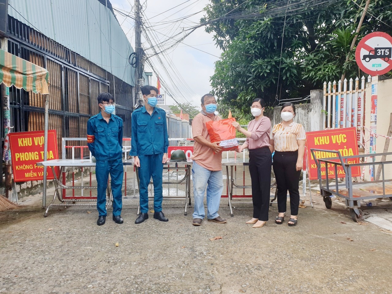 Bà Lê Thị Thủy, Phó Bí thư Thường trực Thành ủy Bà Rịa làm Trưởng Đoàn đã đến thăm, tặng quà động viên lực lượng chốt bảo vệ “vùng xanh” trên địa bàn phường Phước Trung.