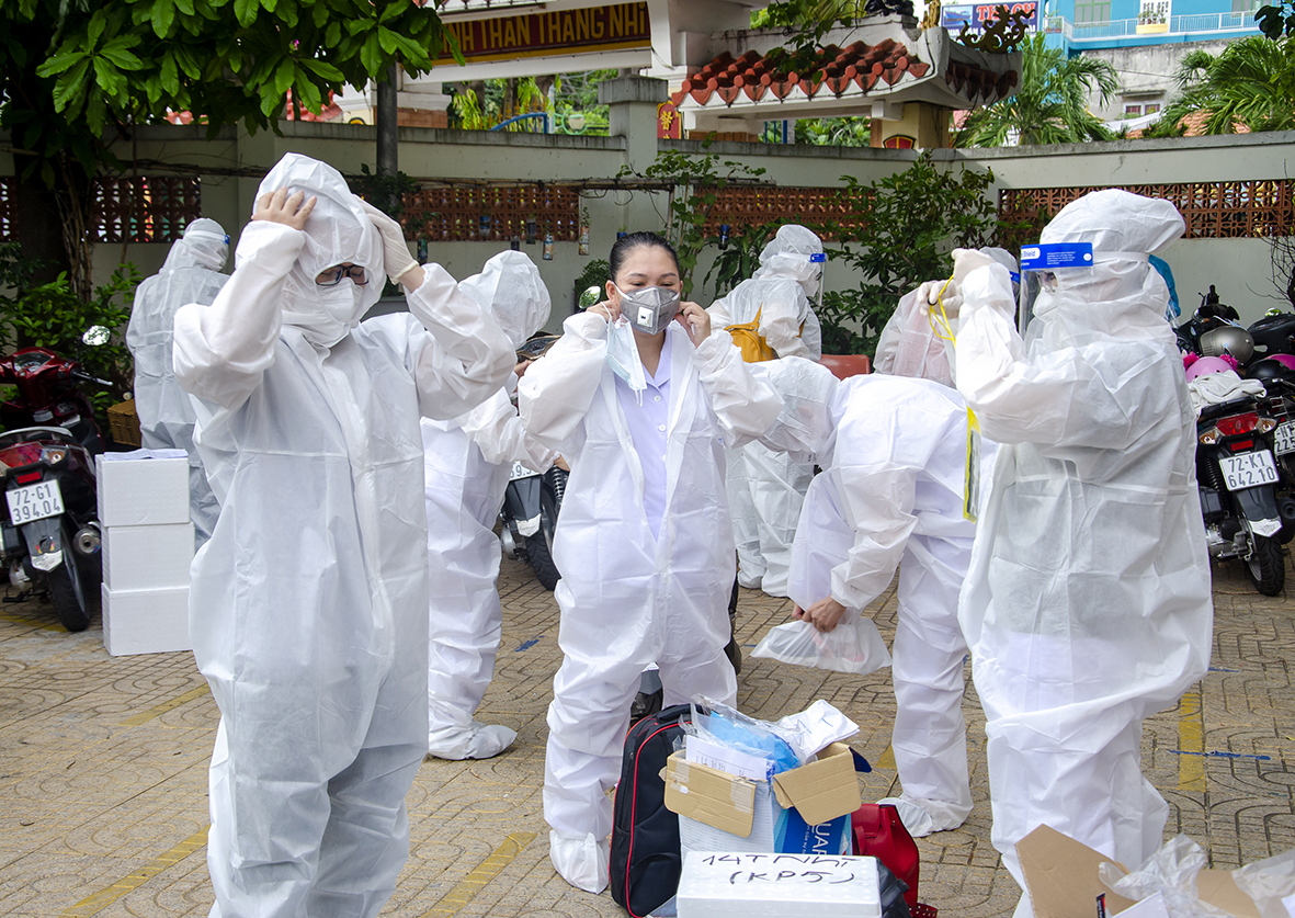 Để thực hiện xét nghiệm cho khoảng 132 ngàn người dân, TP. Vũng Tàu đã huy động hơn 3.000 nhân viên y tế, tình nguyện viên và 280 nhân lực hỗ trợ từ huyện Châu Đức, Đất Đỏ, Xuyên Mộc tham gia lấy mẫu xét nghiệm SARS-CoV-2. 