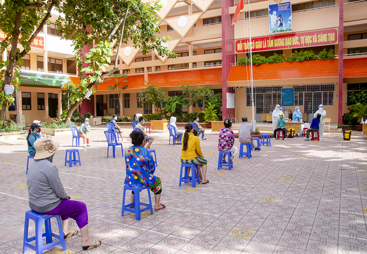 Việc lấy mẫu thực hiện đúng quy trình của Bộ Y tế. Khu vực lấy mẫu được tổ chức bảo đảm nguyên tắc 1 chiều, tránh lây nhiễm. Trang thiết bị và phương tiện bảo hộ được thành phố chuẩn bị đầy đủ. 